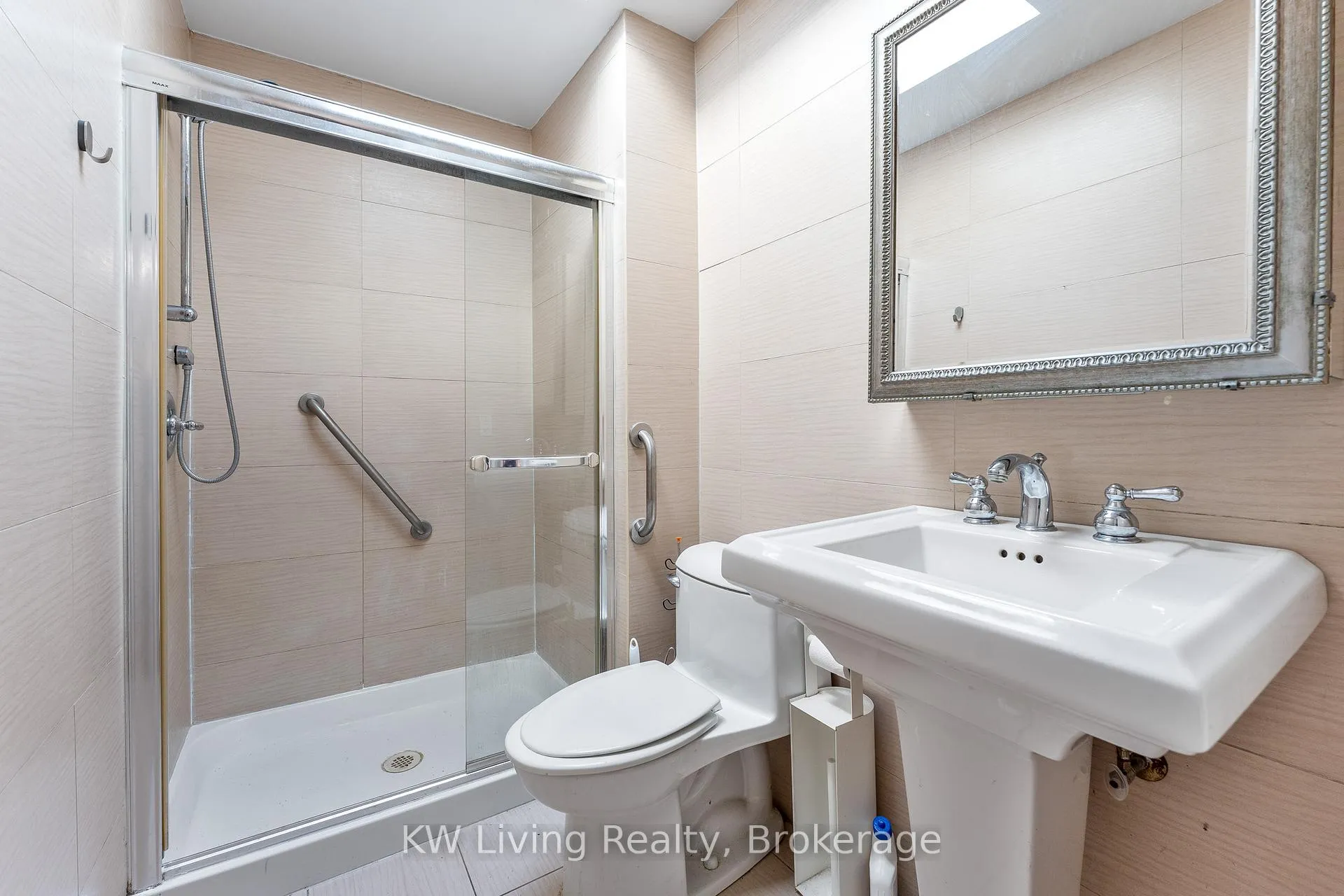 Photo 11 of 17 Treford Place, Toronto, Trinity-Bellwoods — HOMEH