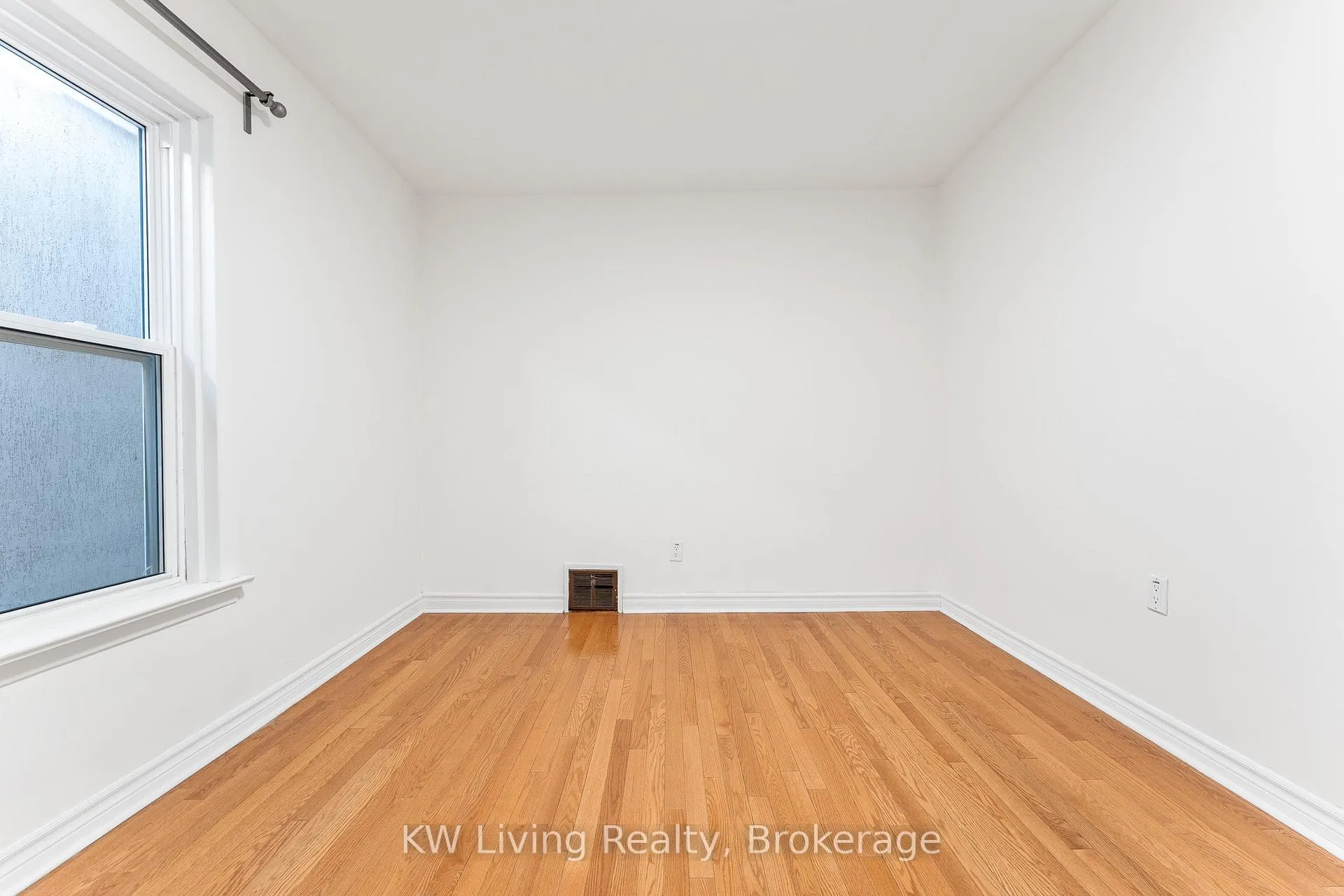 Photo 18 of 17 Treford Place, Toronto, Trinity-Bellwoods — HOMEH
