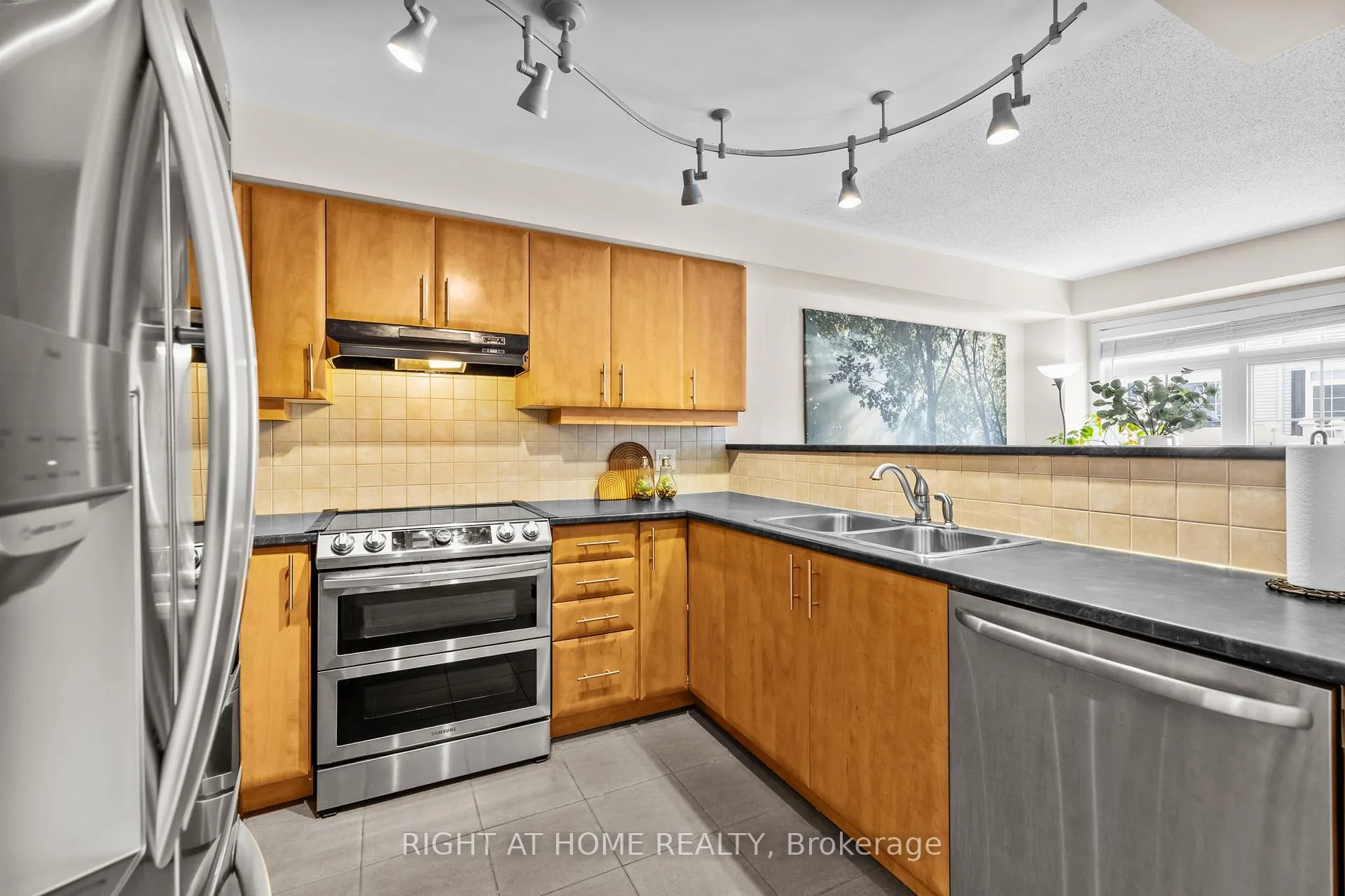 Photo 12 of 117 Urbancrest Private, Ottawa, Barrhaven - Stonebridge — HOMEH