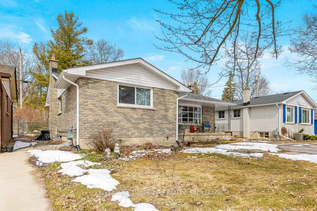 Photo 3 of 928 Mayfair Crescent, Kingston, South of Taylor-Kidd Blvd — HOMEH