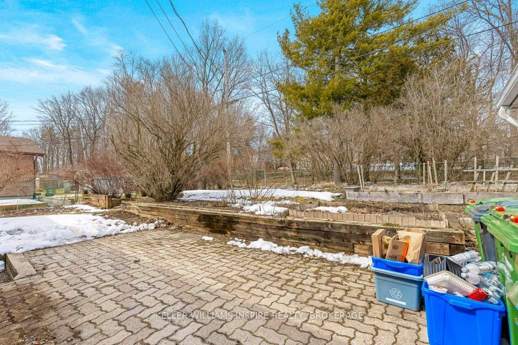 Photo 5 of 928 Mayfair Crescent, Kingston, South of Taylor-Kidd Blvd — HOMEH