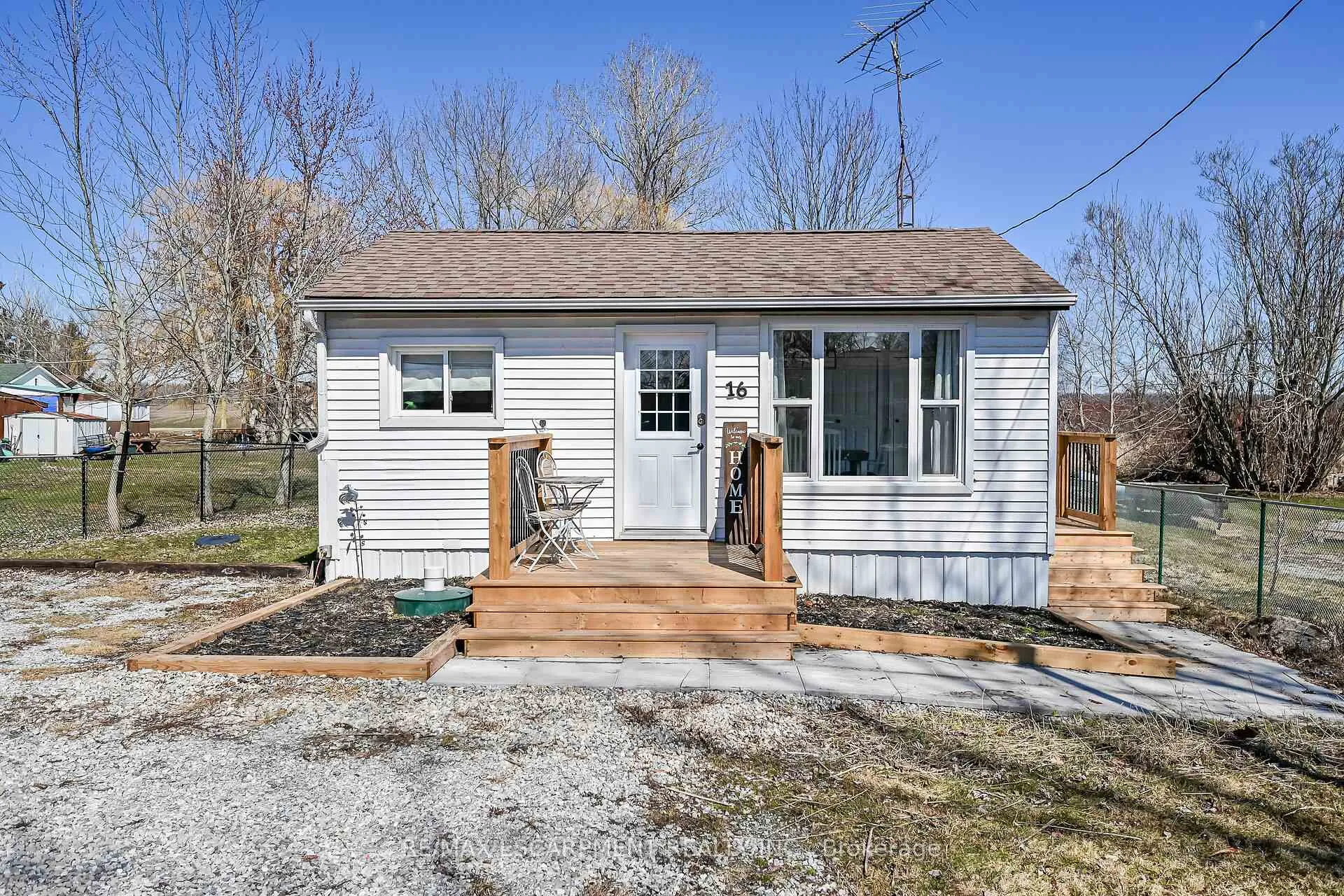 Photo 2 of 16 Swallow Lane, Haldimand — HOMEH