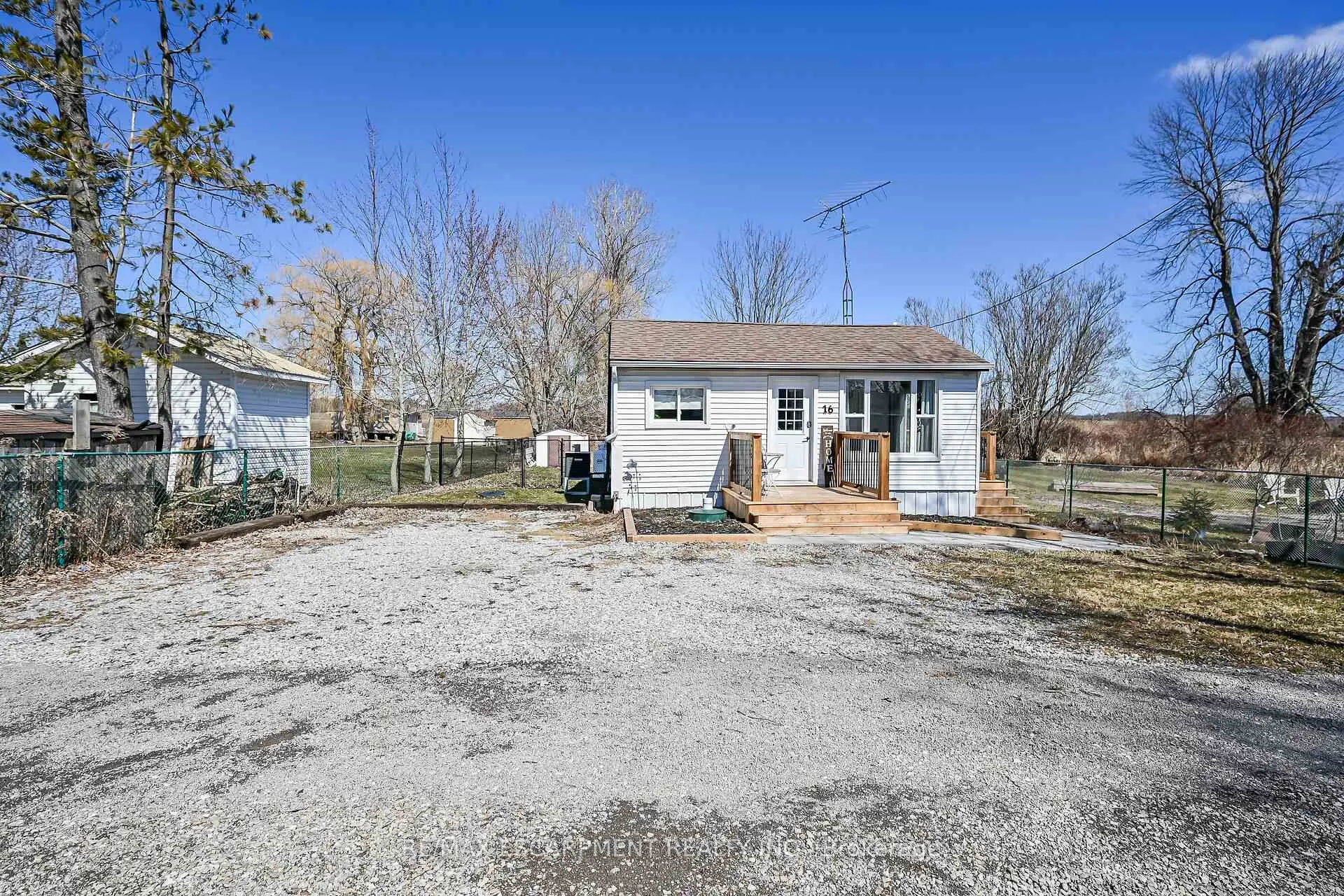 Photo 4 of 16 Swallow Lane, Haldimand — HOMEH