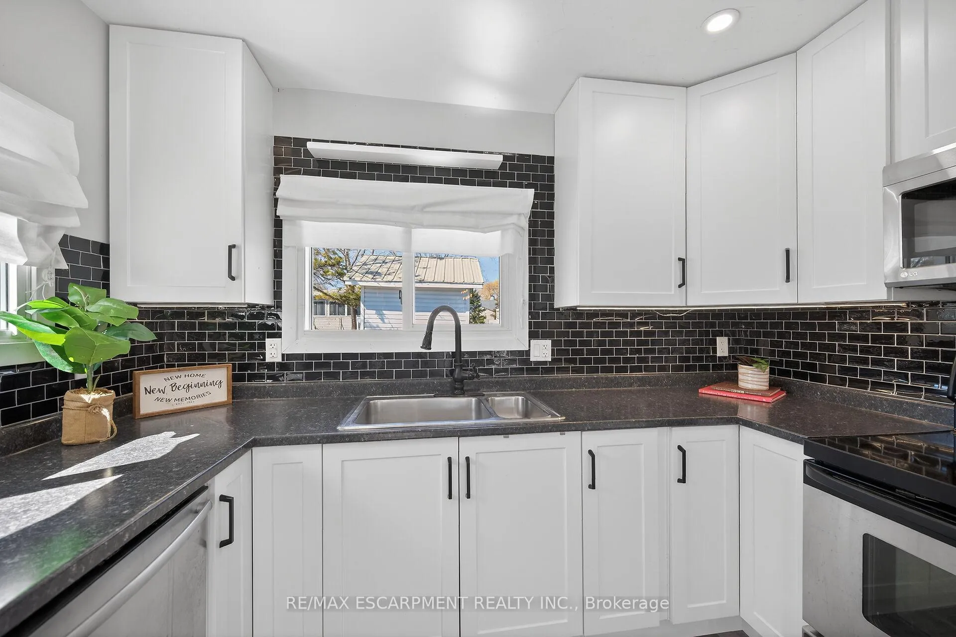 Photo 14 of 16 Swallow Lane, Haldimand — HOMEH