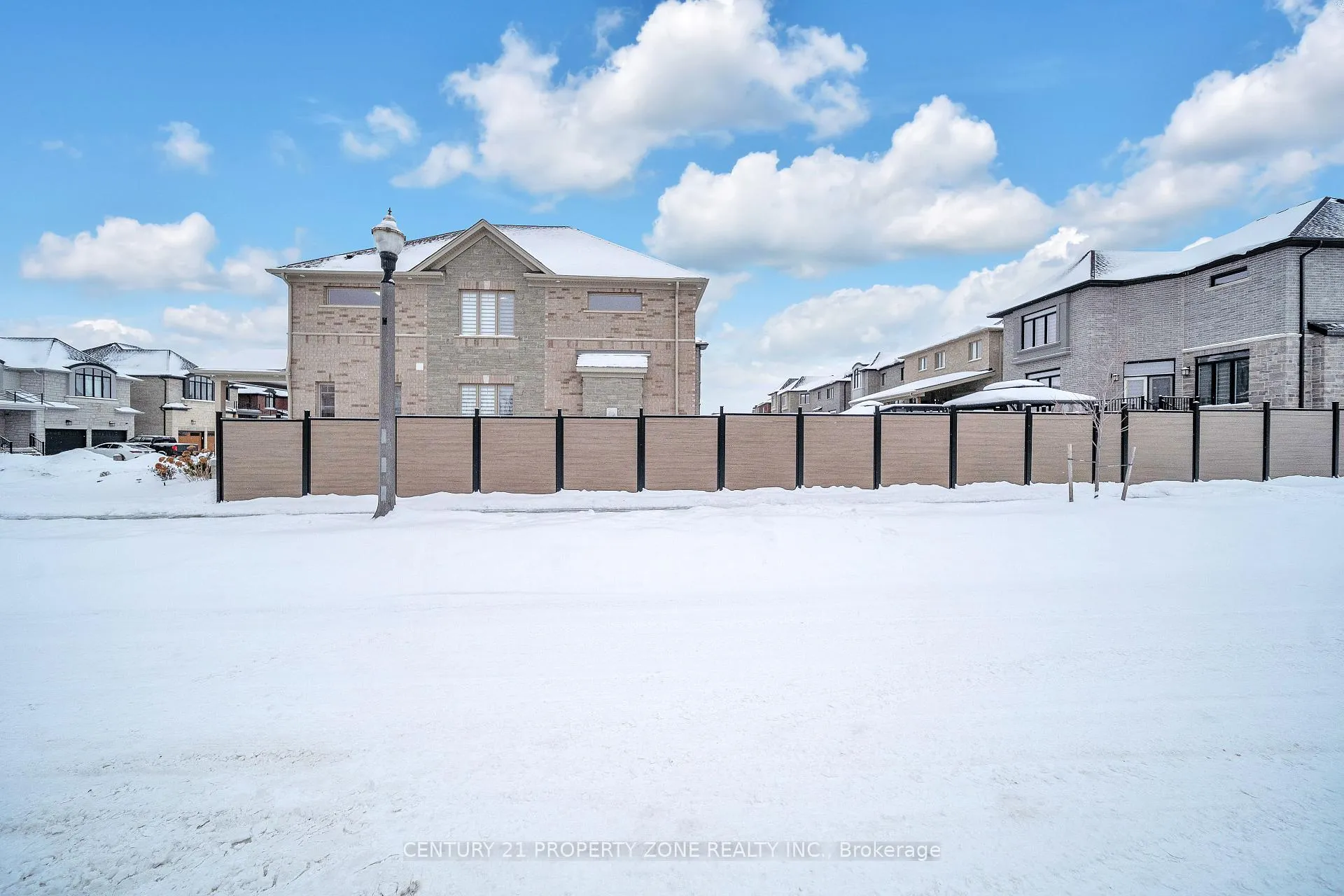 Photo 3 of 20 Hollybrook Trail, Kitchener — HOMEH