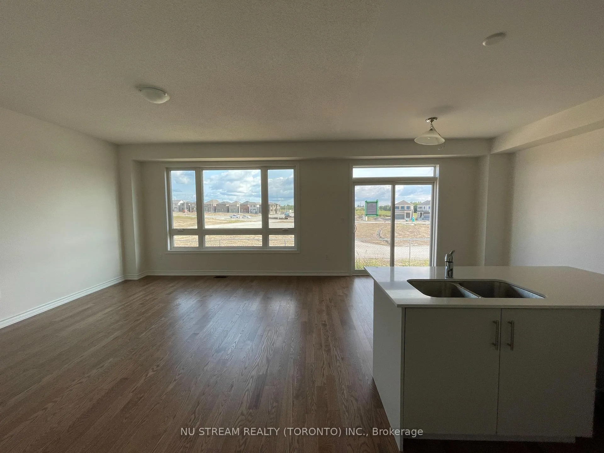 Photo 5 of 20 Phoenix Boulevard, Barrie, Rural Barrie Southeast — HOMEH