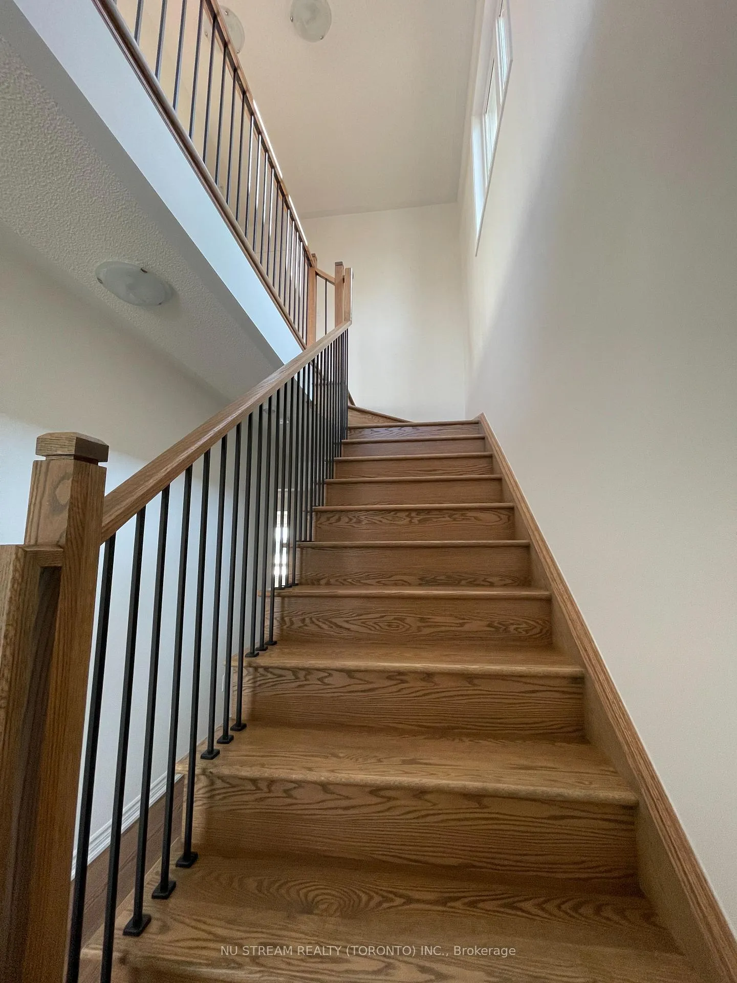 Photo 8 of 20 Phoenix Boulevard, Barrie, Rural Barrie Southeast — HOMEH