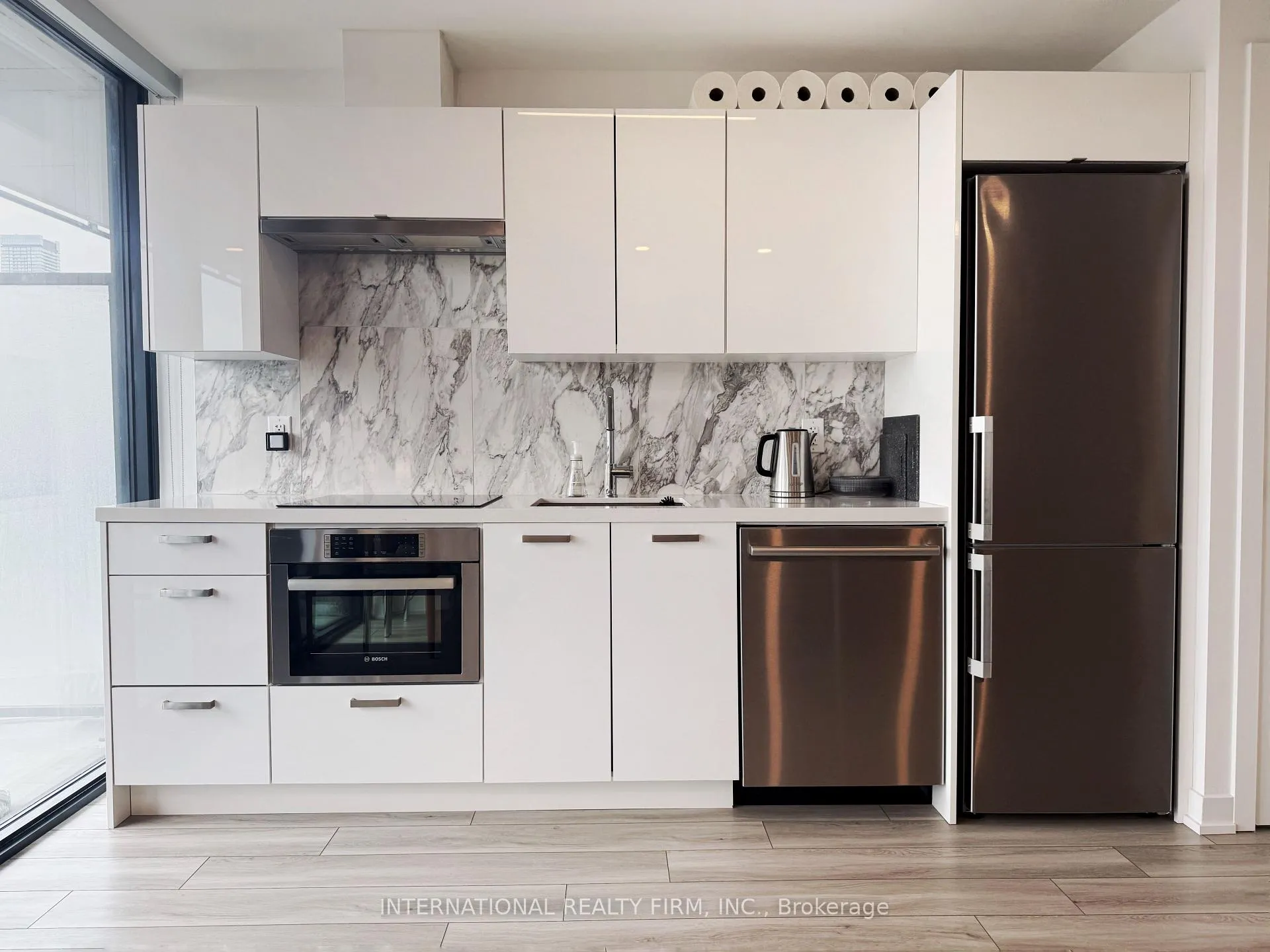 Front of Unit 609, 458 Richmond Street W