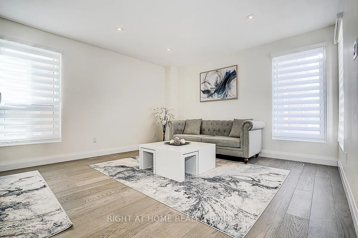 Photo 4 of 32 Macauley Drive, Markham, Aileen-Willowbrook — HOMEH