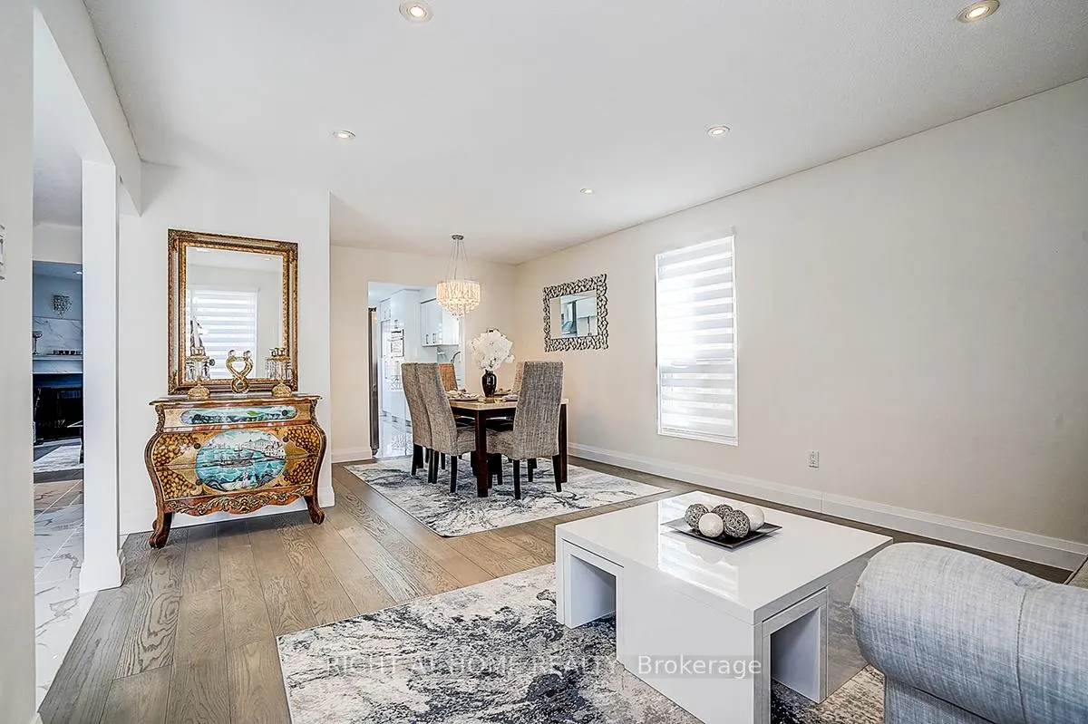 Photo 7 of 32 Macauley Drive, Markham, Aileen-Willowbrook — HOMEH