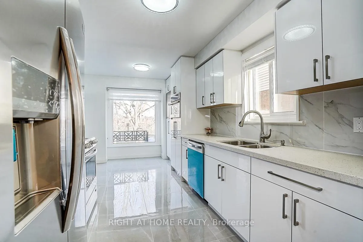 Photo 9 of 32 Macauley Drive, Markham, Aileen-Willowbrook — HOMEH