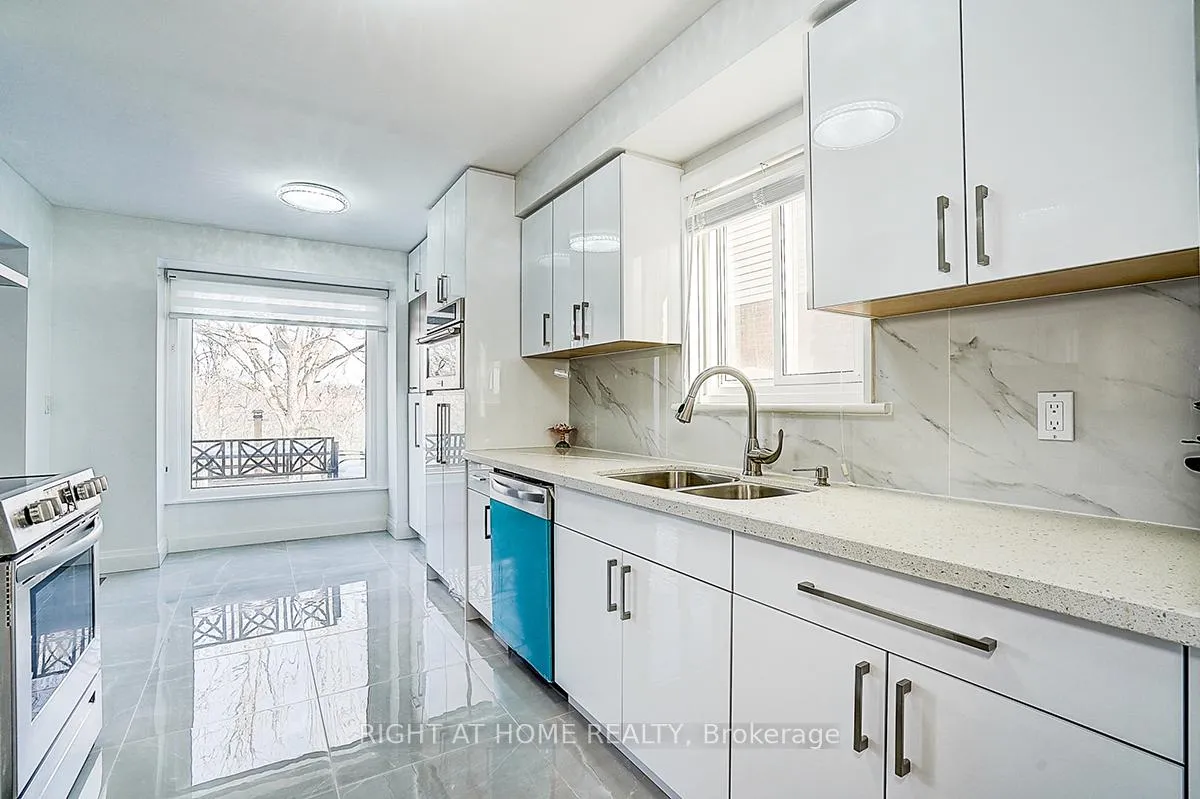 Photo 10 of 32 Macauley Drive, Markham, Aileen-Willowbrook — HOMEH