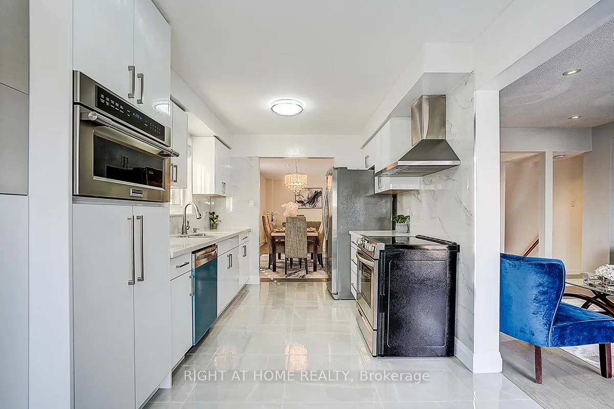 Photo 12 of 32 Macauley Drive, Markham, Aileen-Willowbrook — HOMEH