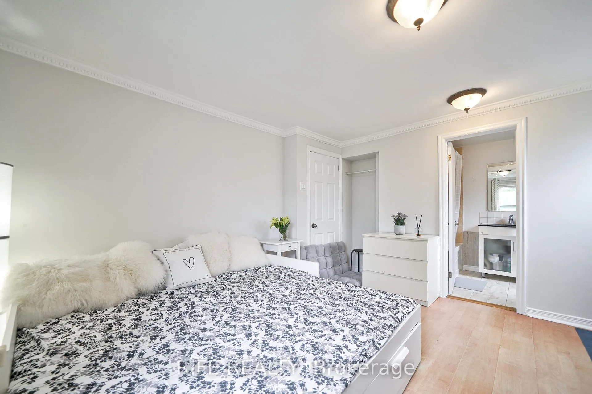 Photo 2 of Unit Studio Unit, 239 Crestwood Road, Vaughan, Crestwood-Springfarm-Yorkhill — HOMEH