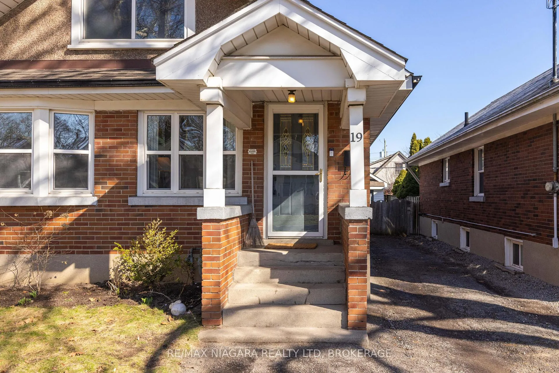 Photo 3 of 19 Linden Street, St. Catharines, Downtown — HOMEH