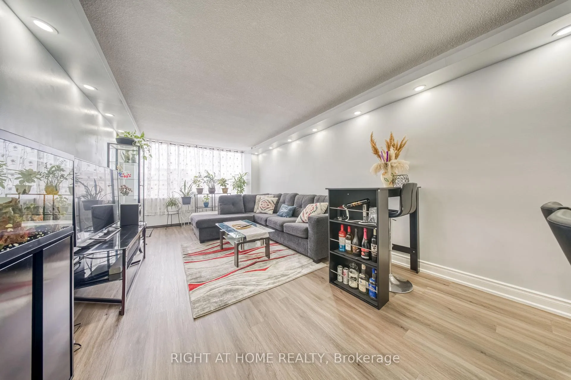 Photo 3 of Unit 2014, 320 Dixon Road, Etobicoke, Kingsview Village-The Westway — HOMEH