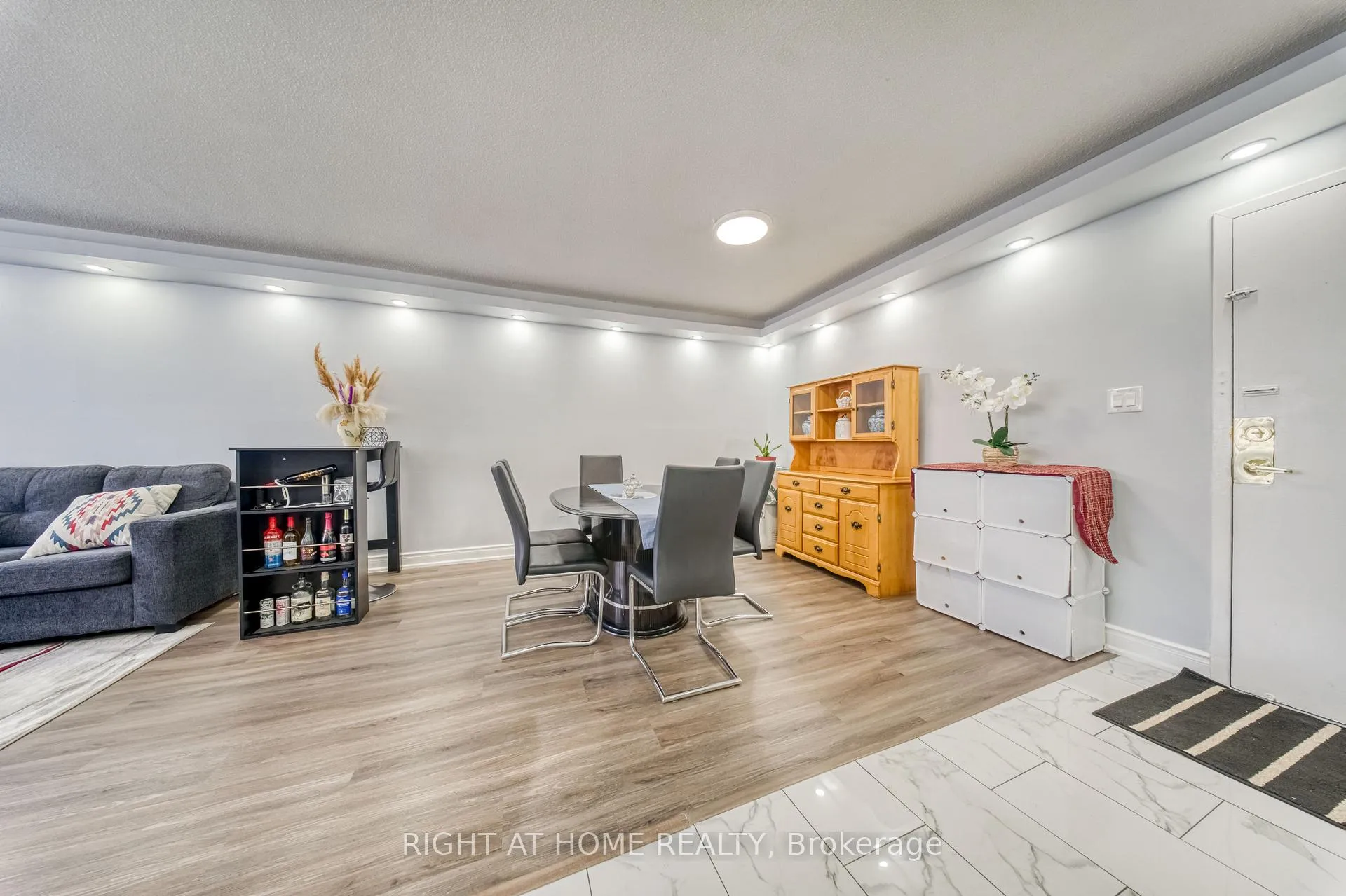 Photo 4 of Unit 2014, 320 Dixon Road, Etobicoke, Kingsview Village-The Westway — HOMEH