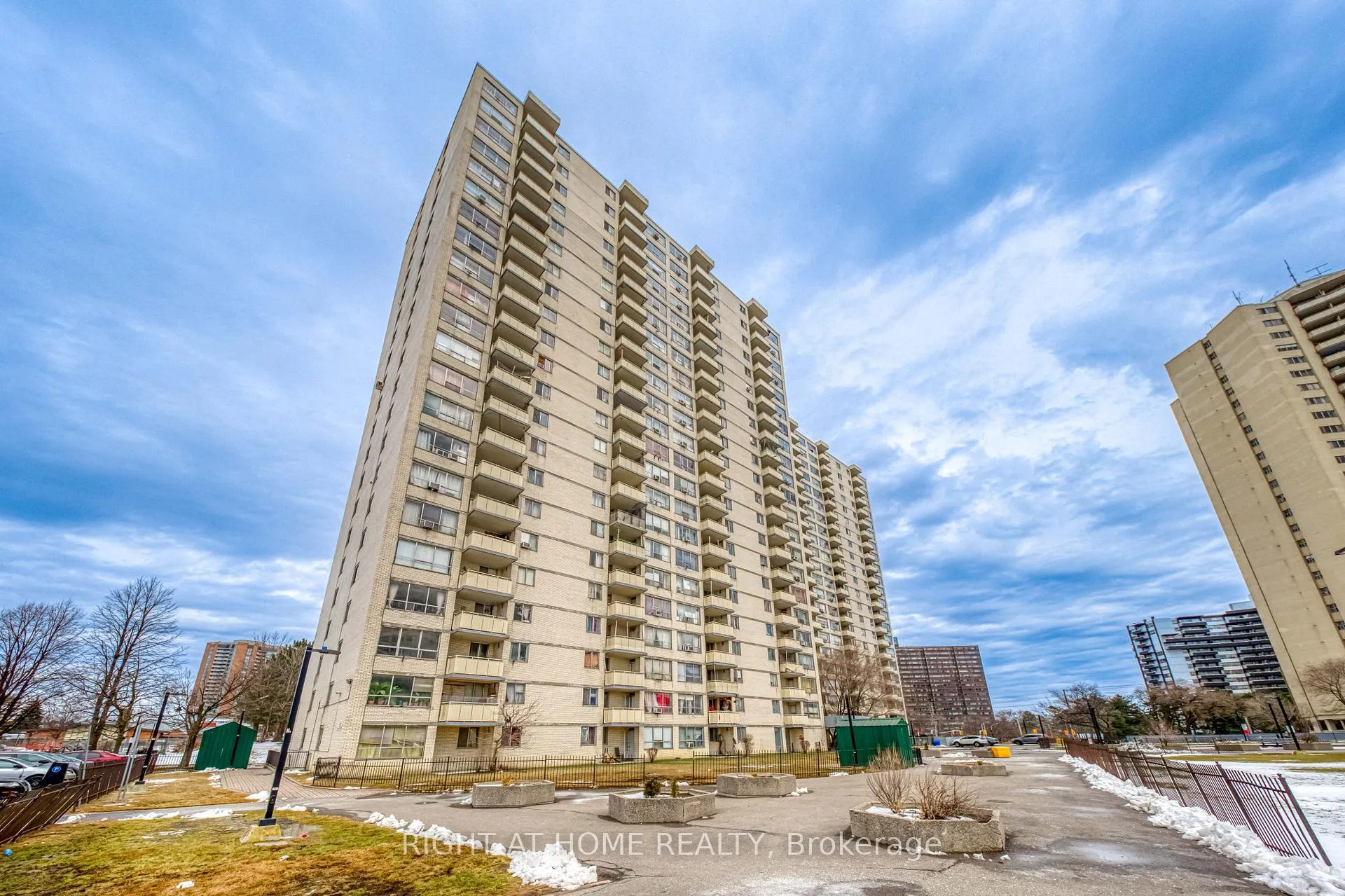 Photo 30 of Unit 2014, 320 Dixon Road, Etobicoke, Kingsview Village-The Westway — HOMEH