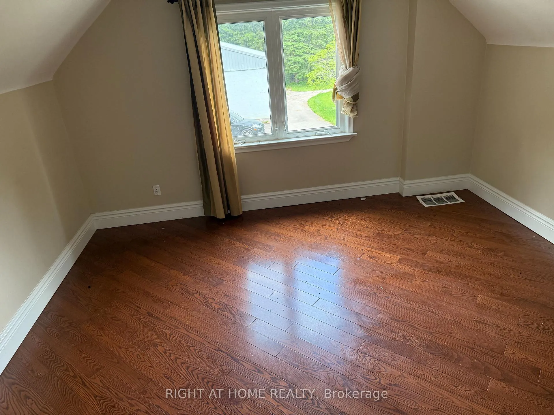 Photo 4 of 8421 Creditview Road, Brampton, Credit Valley — HOMEH