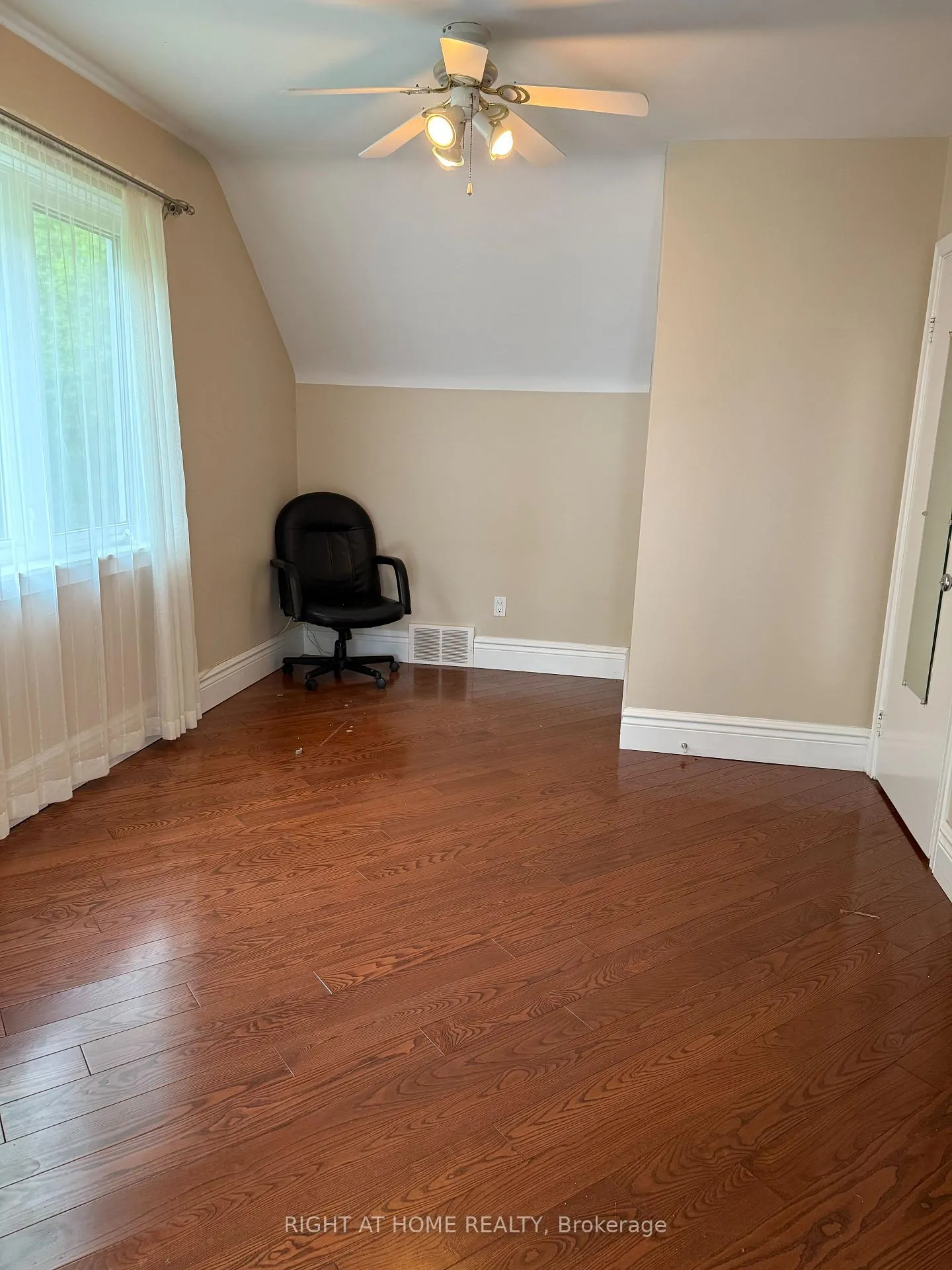 Photo 11 of 8421 Creditview Road, Brampton, Credit Valley — HOMEH