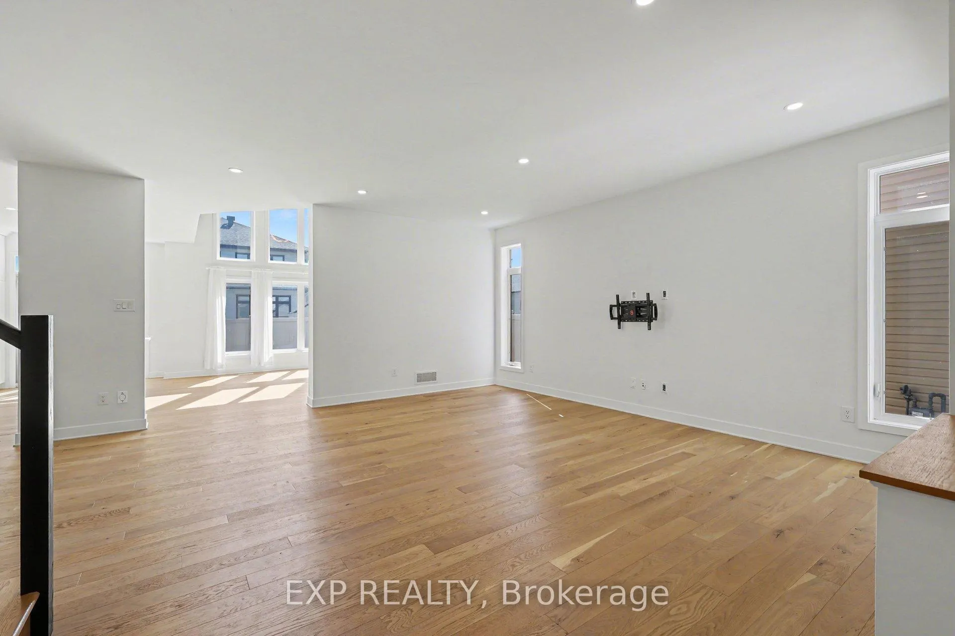Photo 5 of 40 Baldcypress Way, Ottawa, Kanata - Emerald Meadows/Trailwest — HOMEH