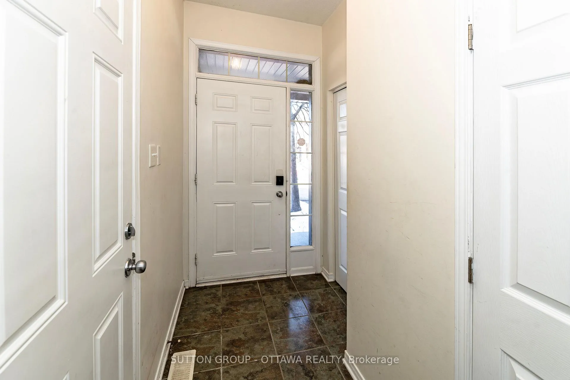 Photo 4 of 110 Chartley Private, Ottawa, Ridgemont — HOMEH