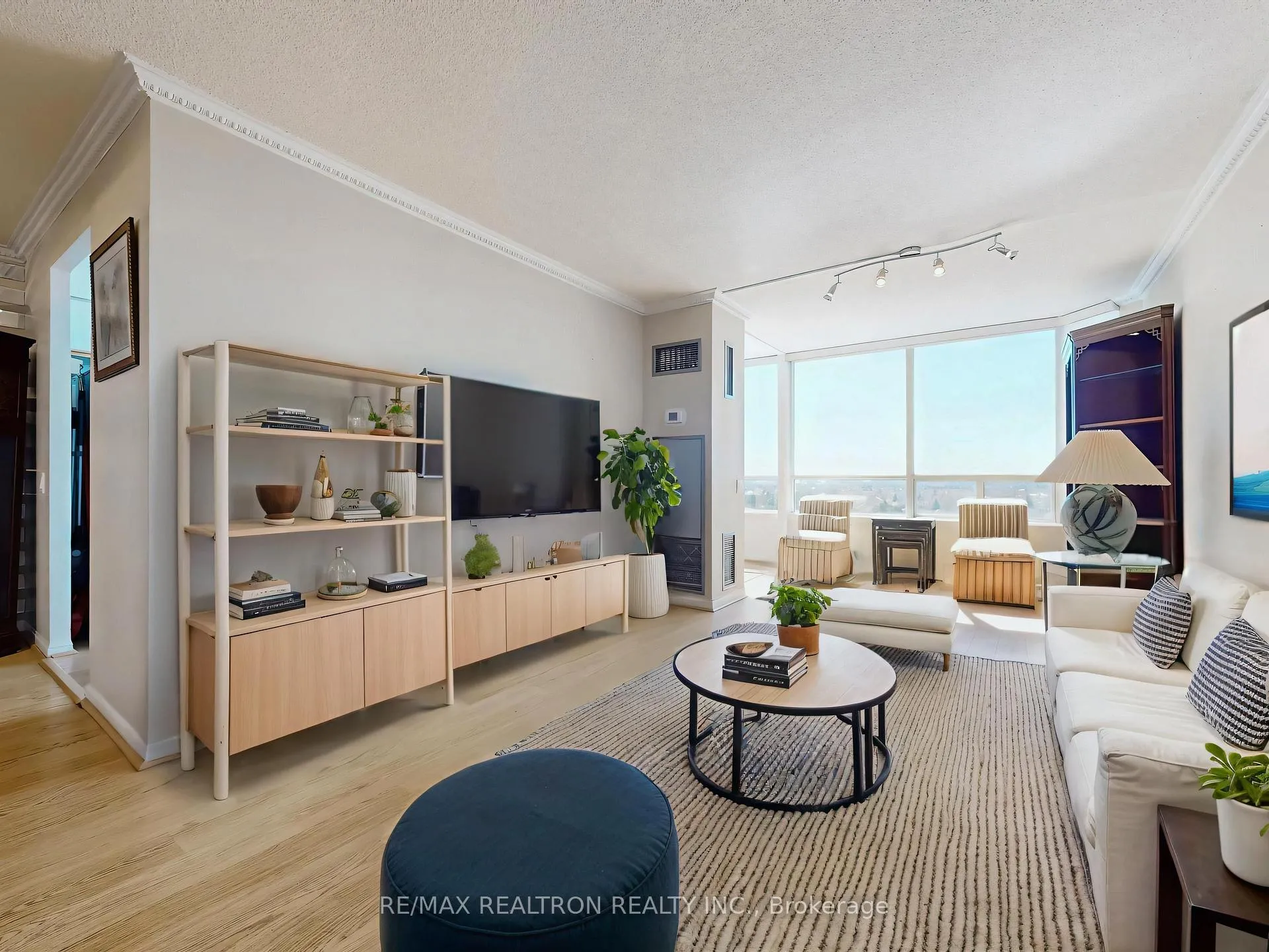 Photo 3 of Unit 808, 110 Promenade Circle, Vaughan, Brownridge — HOMEH