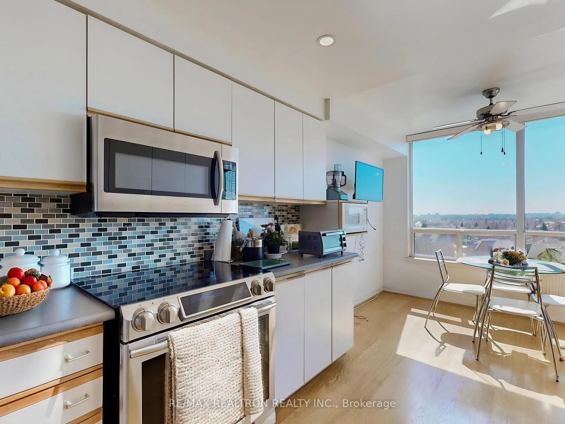 Photo 4 of Unit 808, 110 Promenade Circle, Vaughan, Brownridge — HOMEH