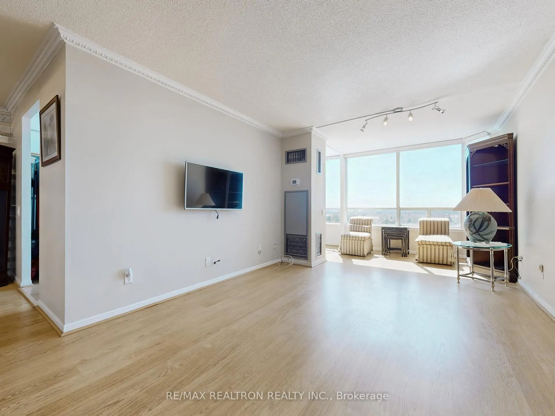 Photo 9 of Unit 808, 110 Promenade Circle, Vaughan, Brownridge — HOMEH