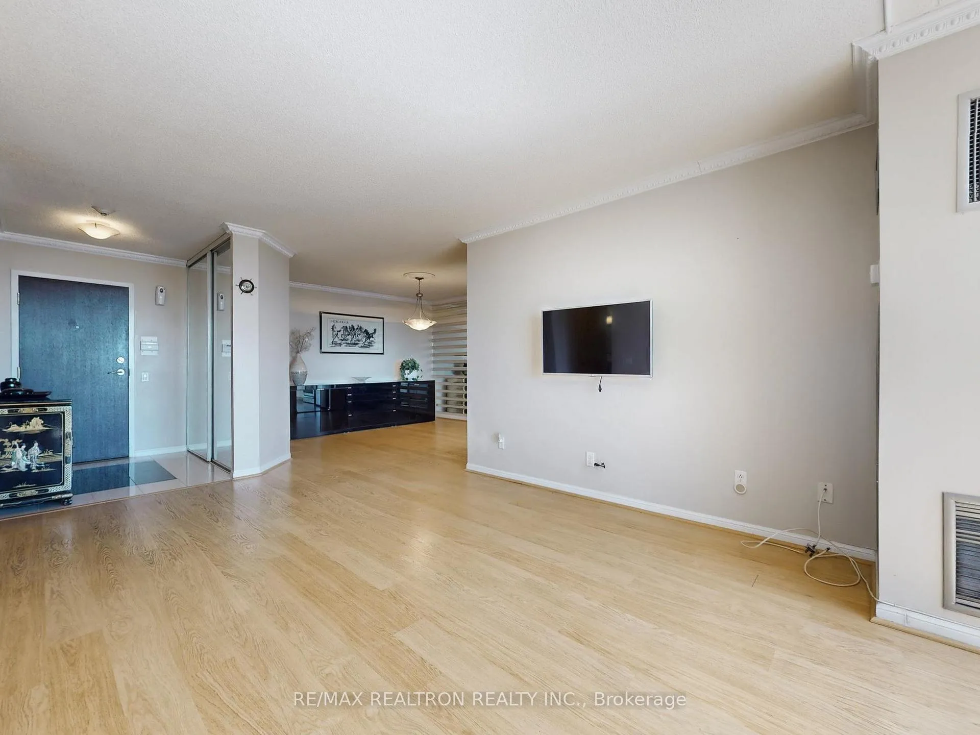 Photo 10 of Unit 808, 110 Promenade Circle, Vaughan, Brownridge — HOMEH