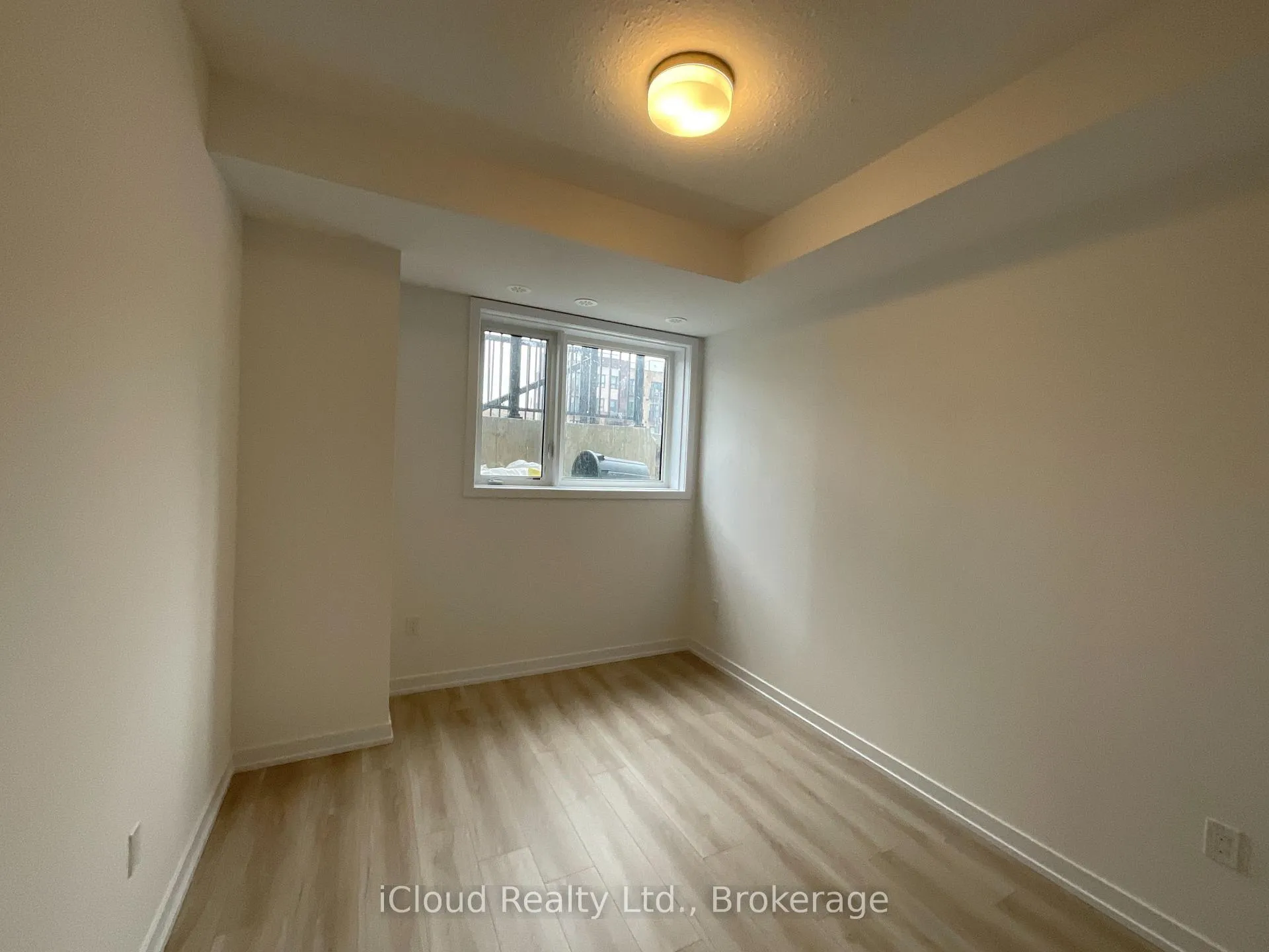 Photo 5 of 25 Palace St Street, Kitchener — HOMEH
