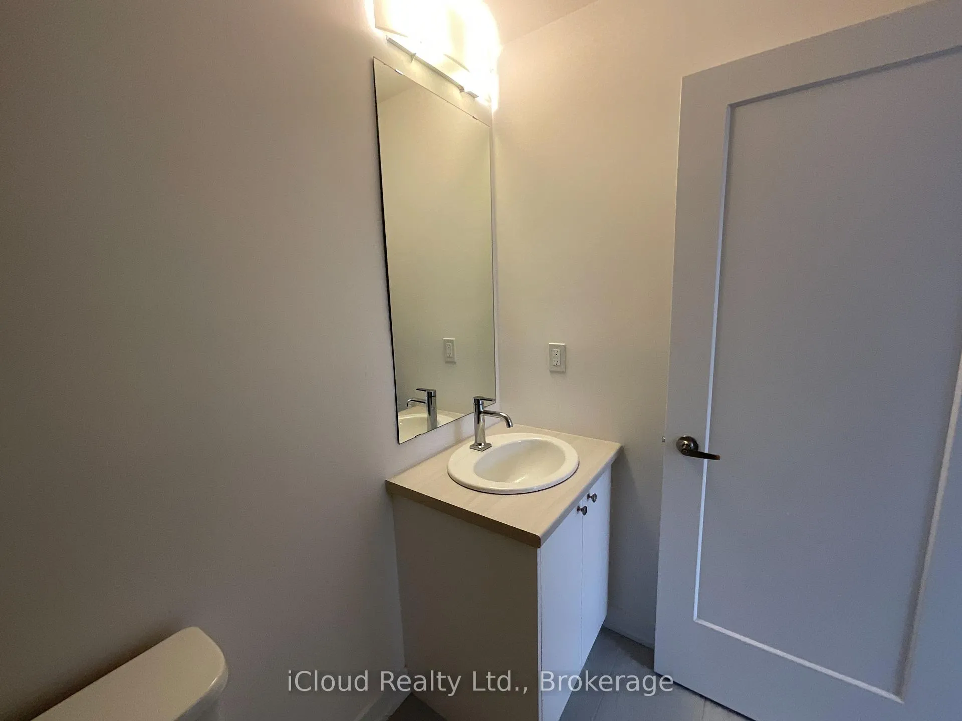 Photo 8 of 25 Palace St Street, Kitchener — HOMEH
