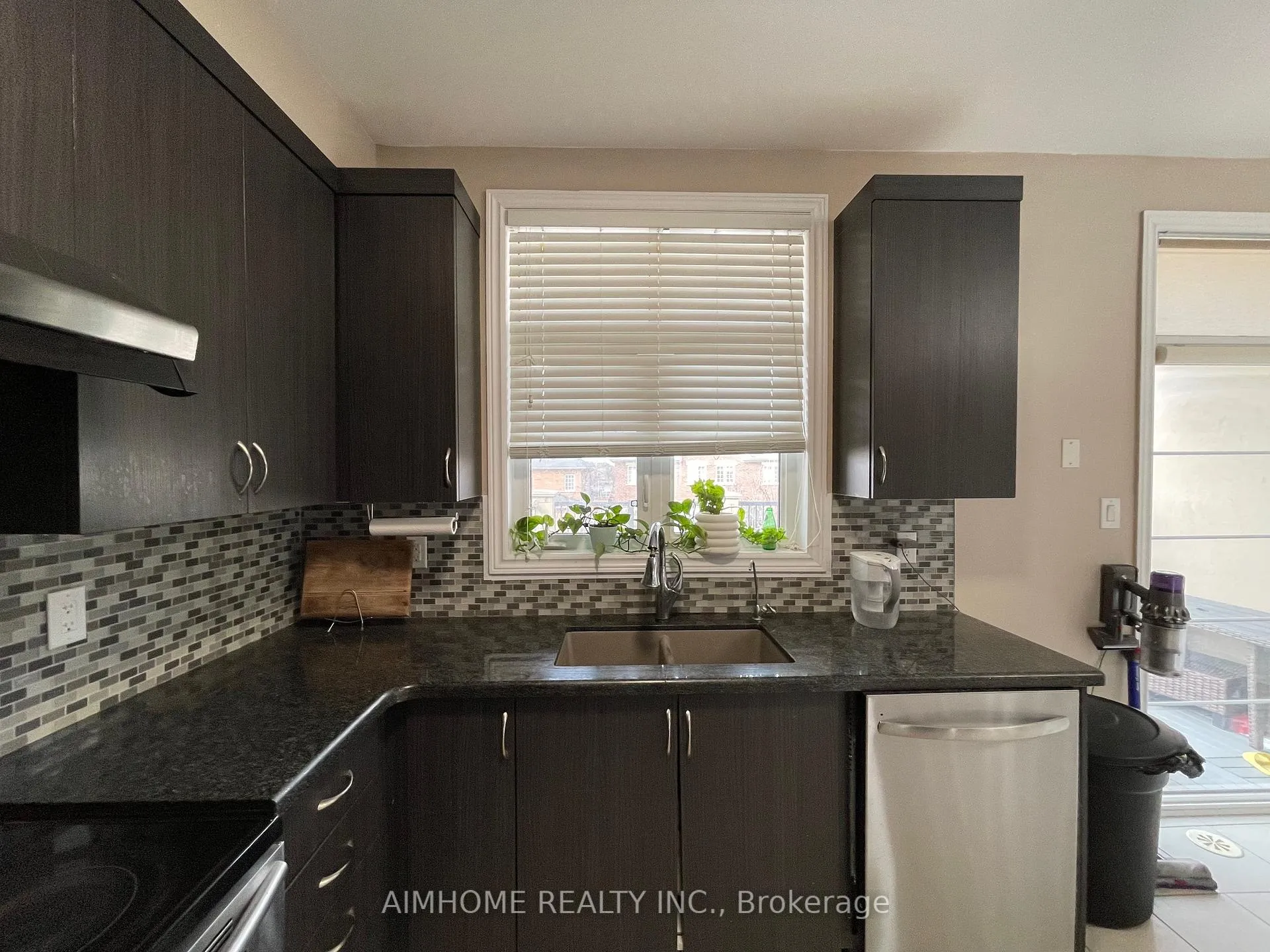 Photo 5 of 104 Grand Trunk Avenue, Vaughan, Patterson — HOMEH