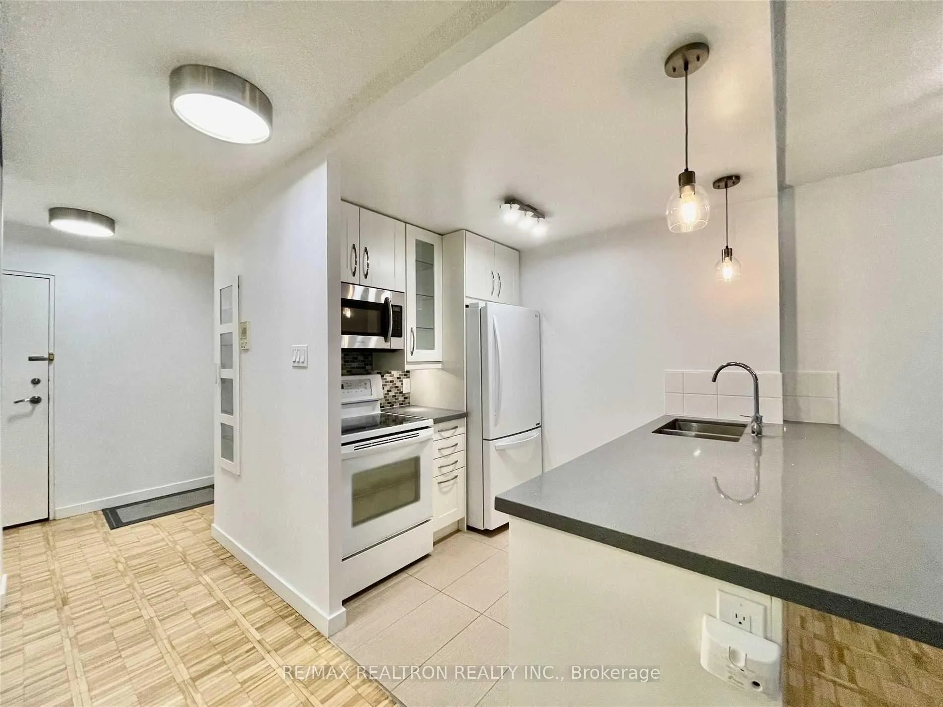 Photo 6 of Unit 206, 22 Shallmar Boulevard, Toronto, Forest Hill North — HOMEH