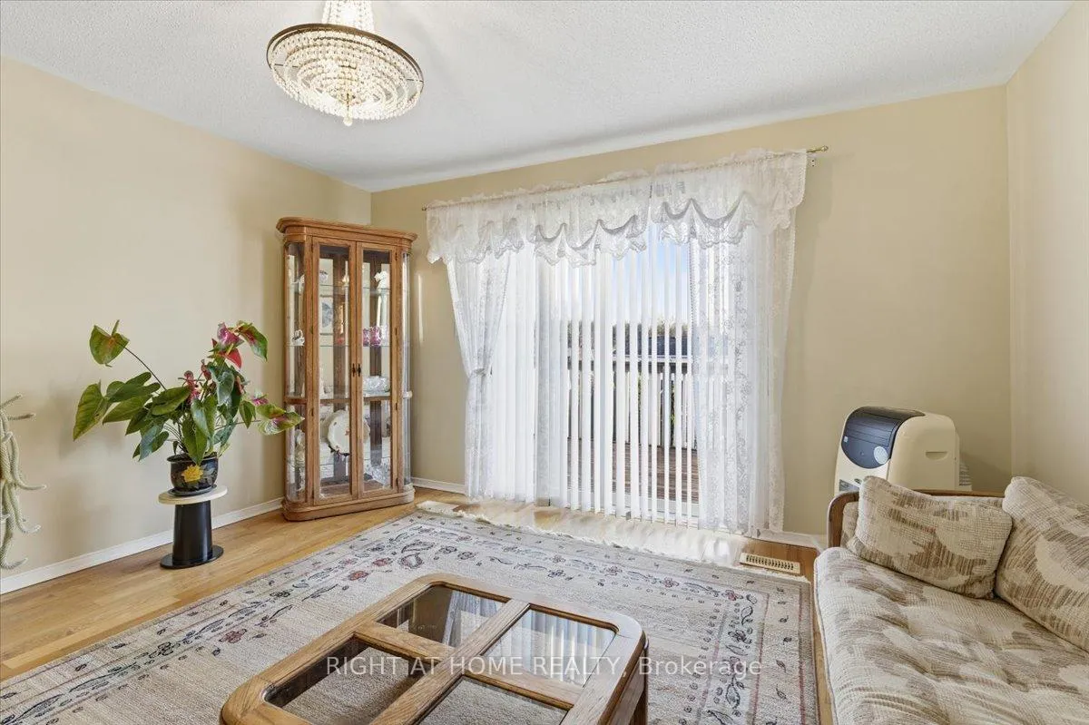 Photo 7 of 1349 Eagle Crescent, Peterborough, Monaghan Ward 2 — HOMEH