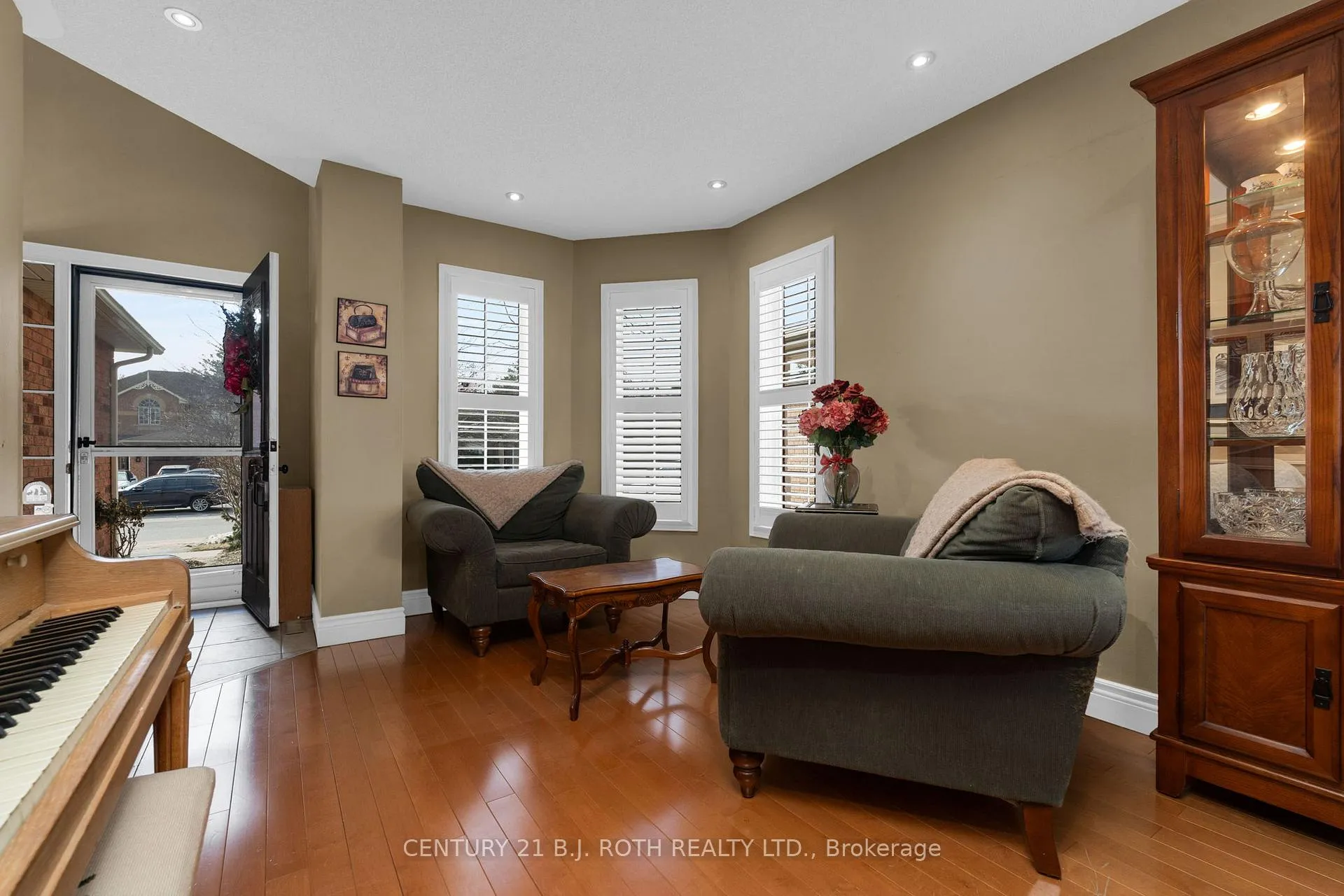 Photo 10 of 136 Loon Avenue, Barrie, Painswick South — HOMEH