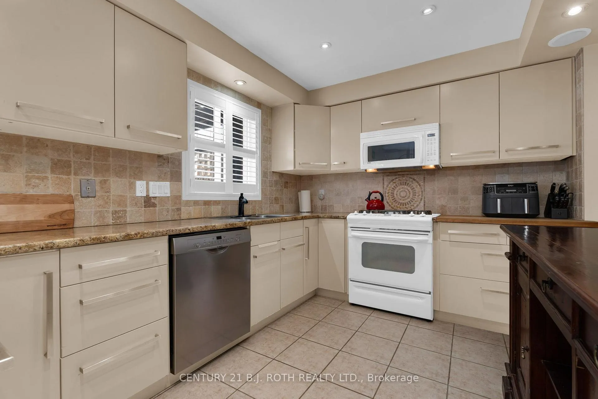 Photo 13 of 136 Loon Avenue, Barrie, Painswick South — HOMEH