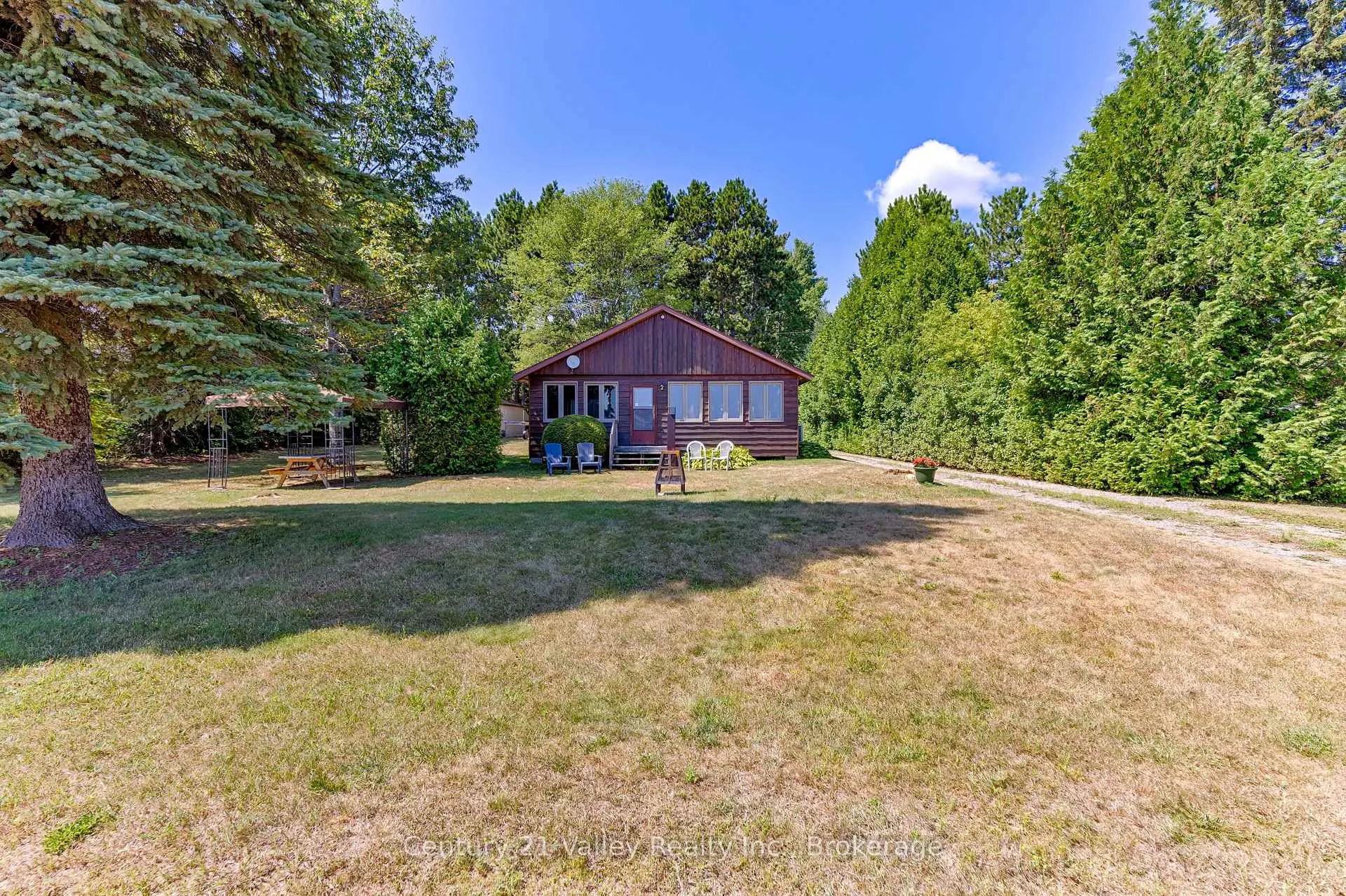 Photo 5 of 1077 Lake Clear Road, Bonnechere Valley, Eganville/Bonnechere Twp — HOMEH