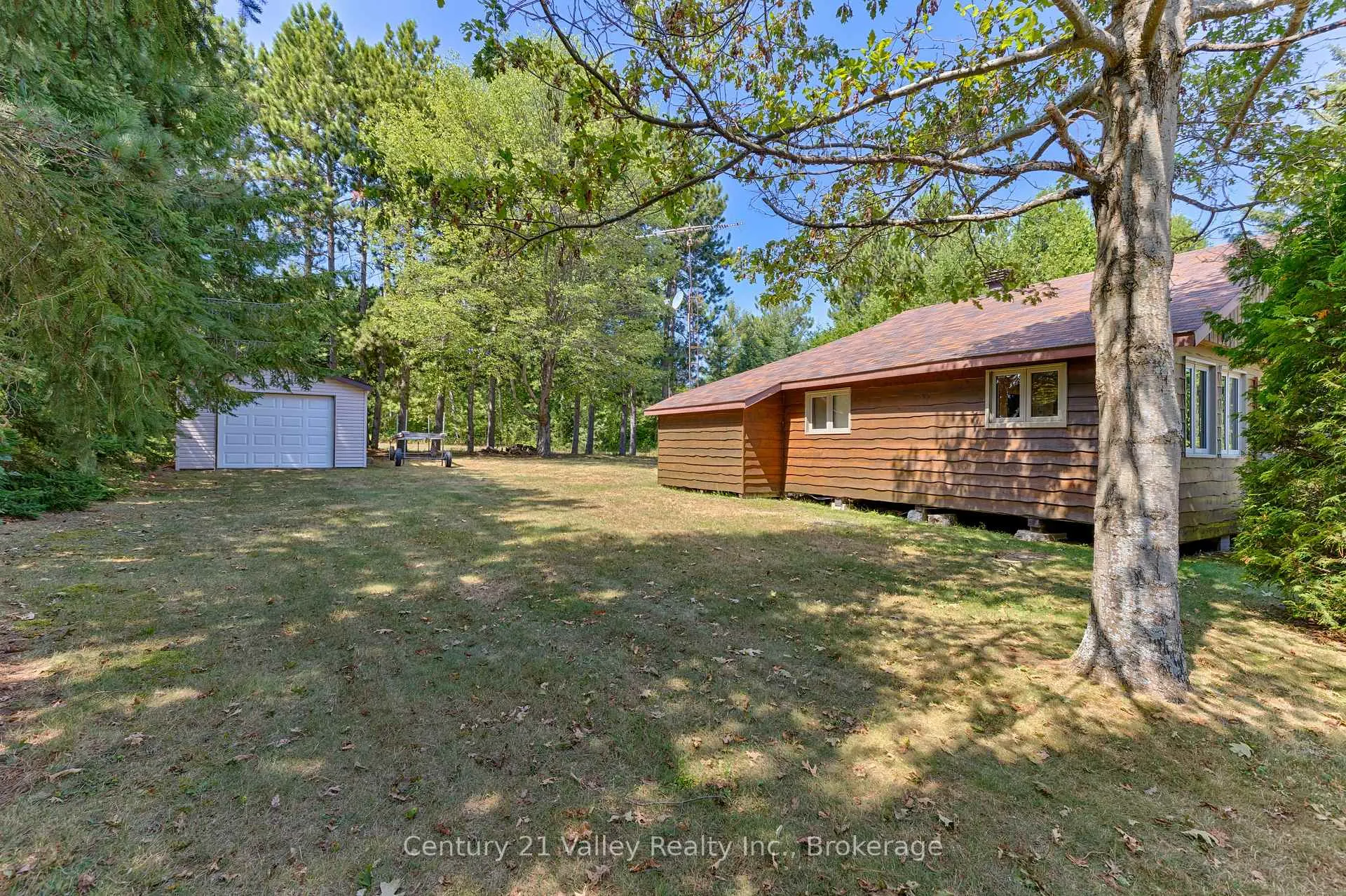Photo 7 of 1077 Lake Clear Road, Bonnechere Valley, Eganville/Bonnechere Twp — HOMEH