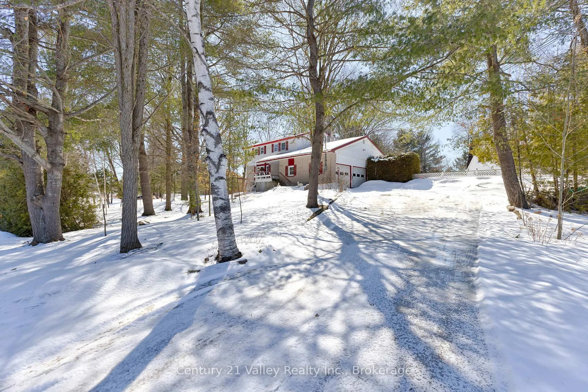 Front of 775 Pinegrove Crescent