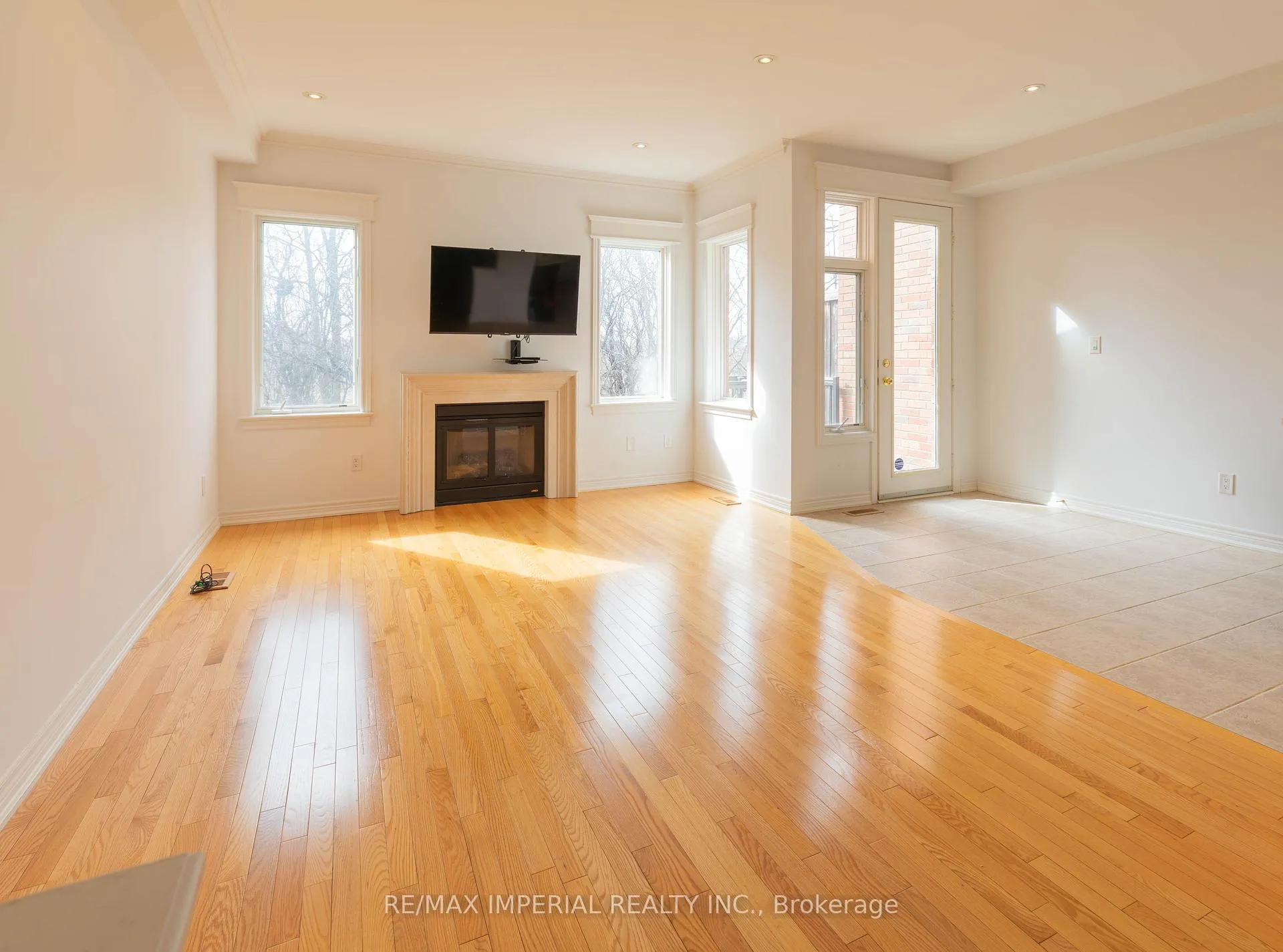 Photo 4 of 73 Southvale Drive, Vaughan, Patterson — HOMEH