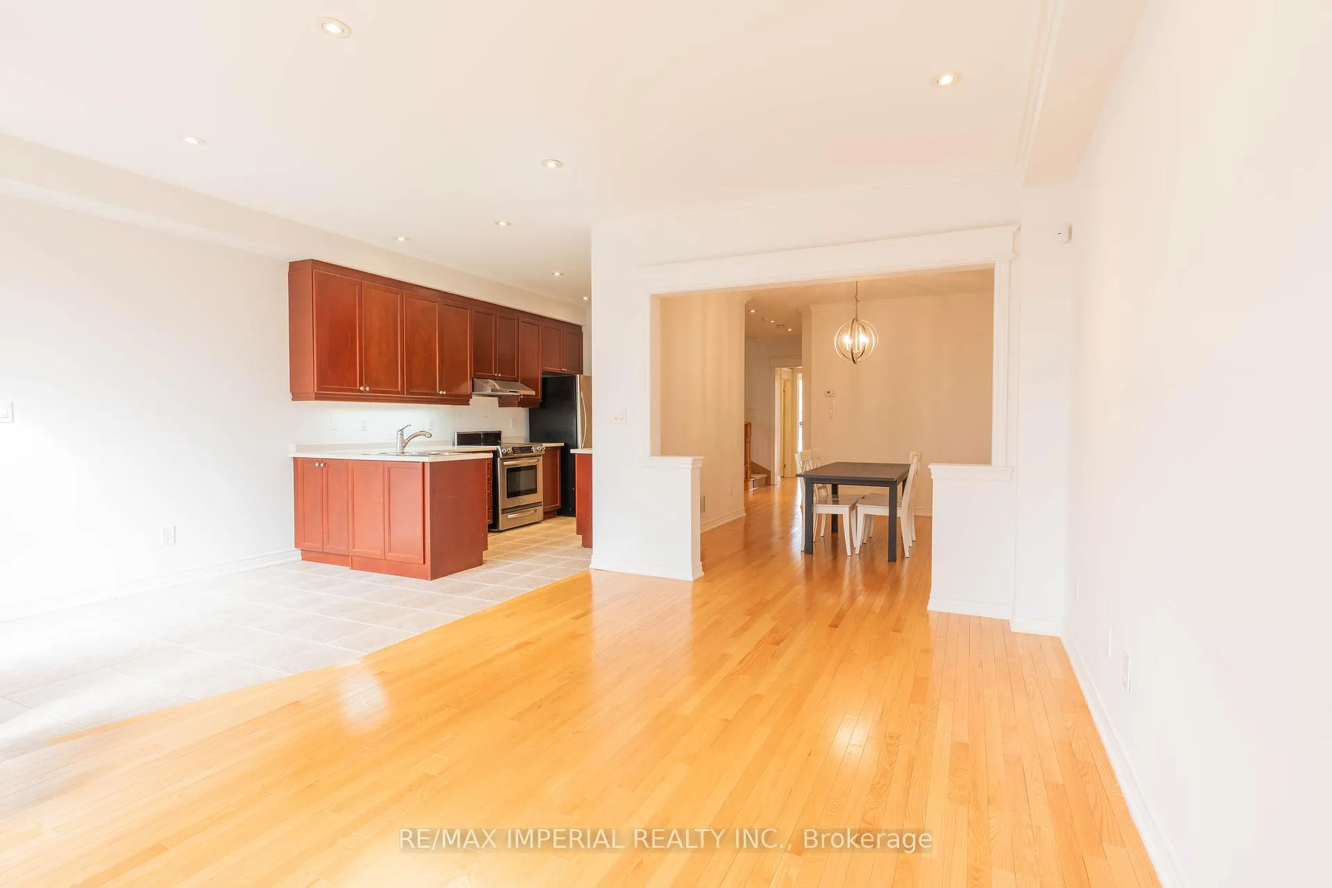 Photo 5 of 73 Southvale Drive, Vaughan, Patterson — HOMEH