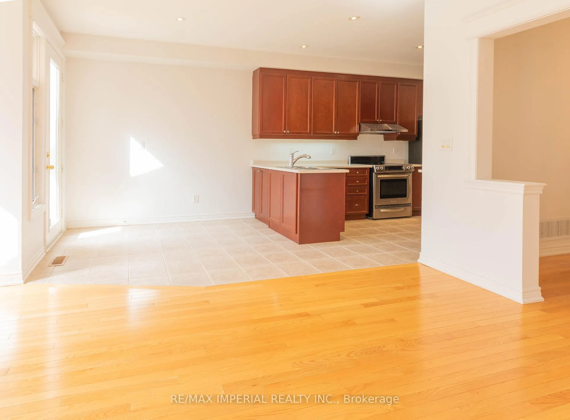 Photo 6 of 73 Southvale Drive, Vaughan, Patterson — HOMEH