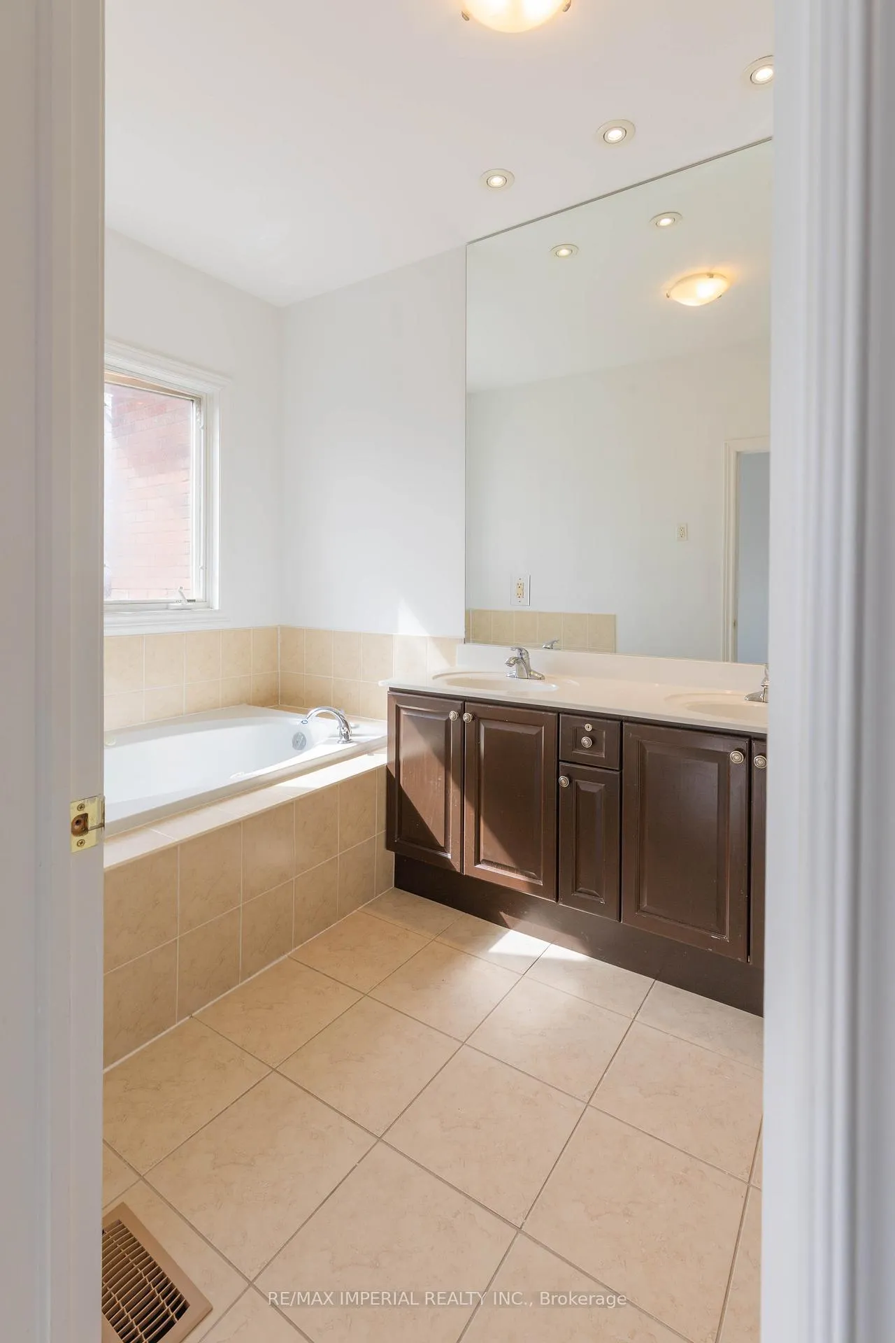 Photo 18 of 73 Southvale Drive, Vaughan, Patterson — HOMEH