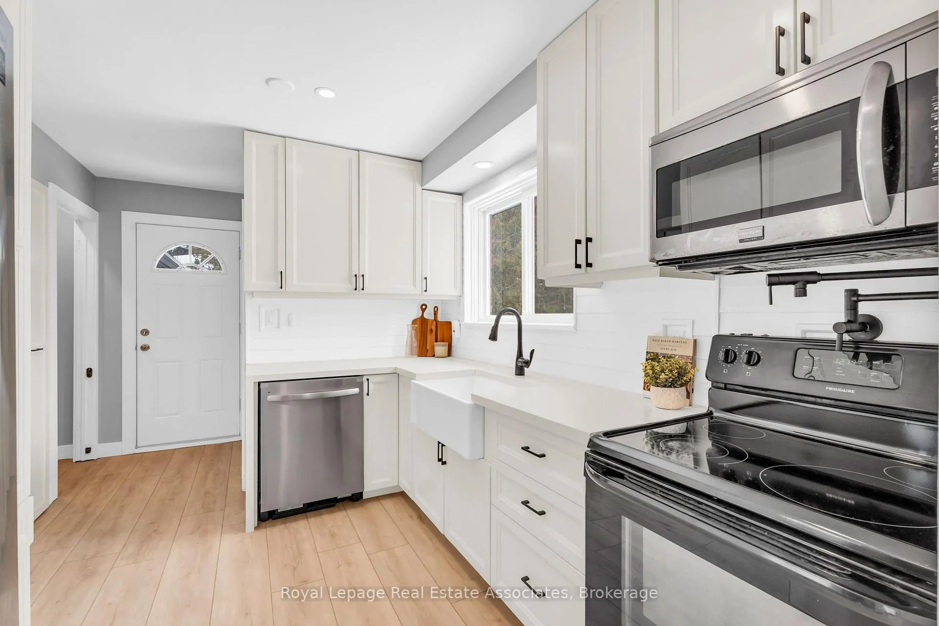 Photo 11 of 112 Susan Street, Shelburne — HOMEH