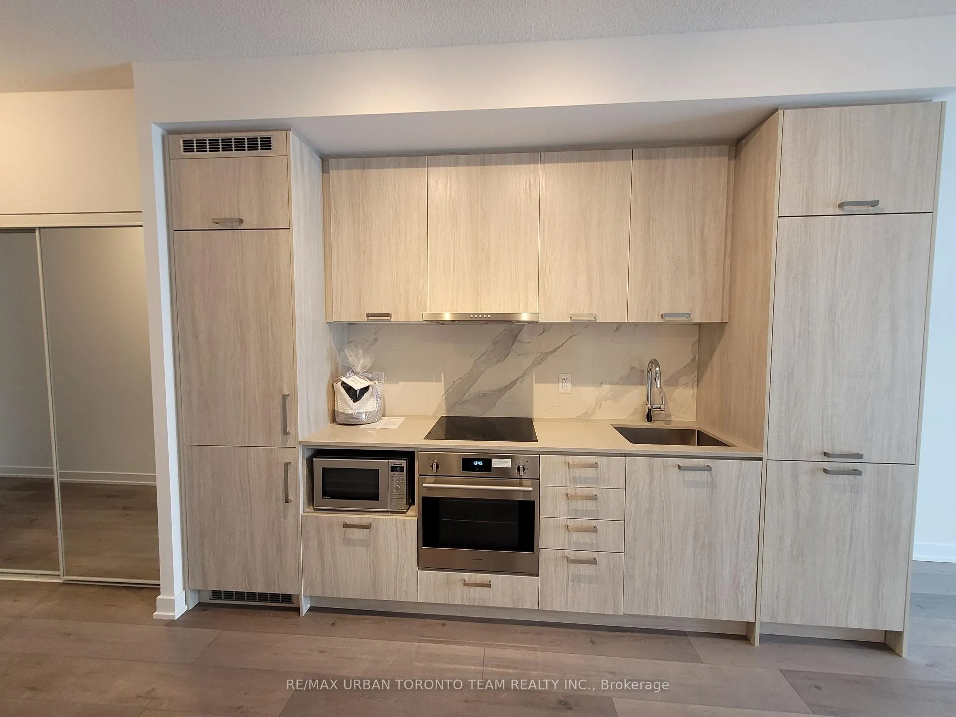 Photo 2 of Unit 901, 38 Honeycrisp Crescent, Vaughan, Vaughan Corporate Centre — HOMEH