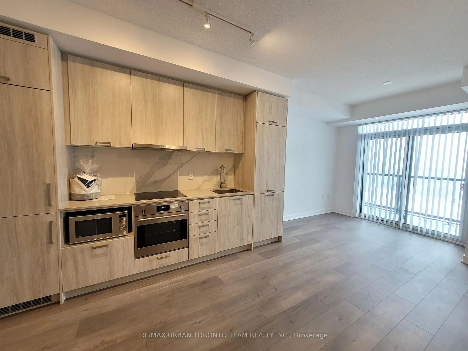 Photo 3 of Unit 901, 38 Honeycrisp Crescent, Vaughan, Vaughan Corporate Centre — HOMEH