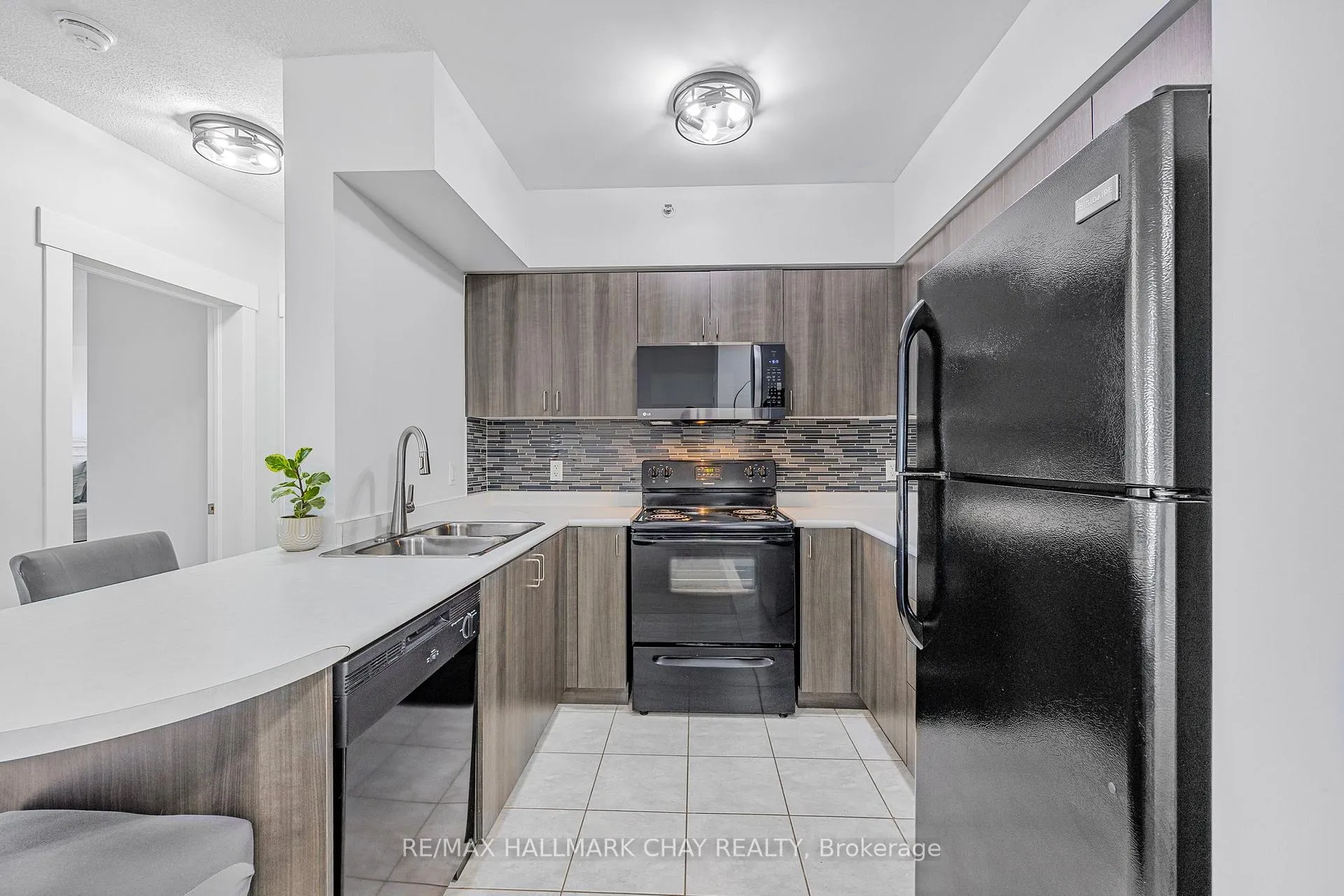 Photo 4 of Unit 409, 41 Ferndale Drive S, Barrie, Ardagh — HOMEH