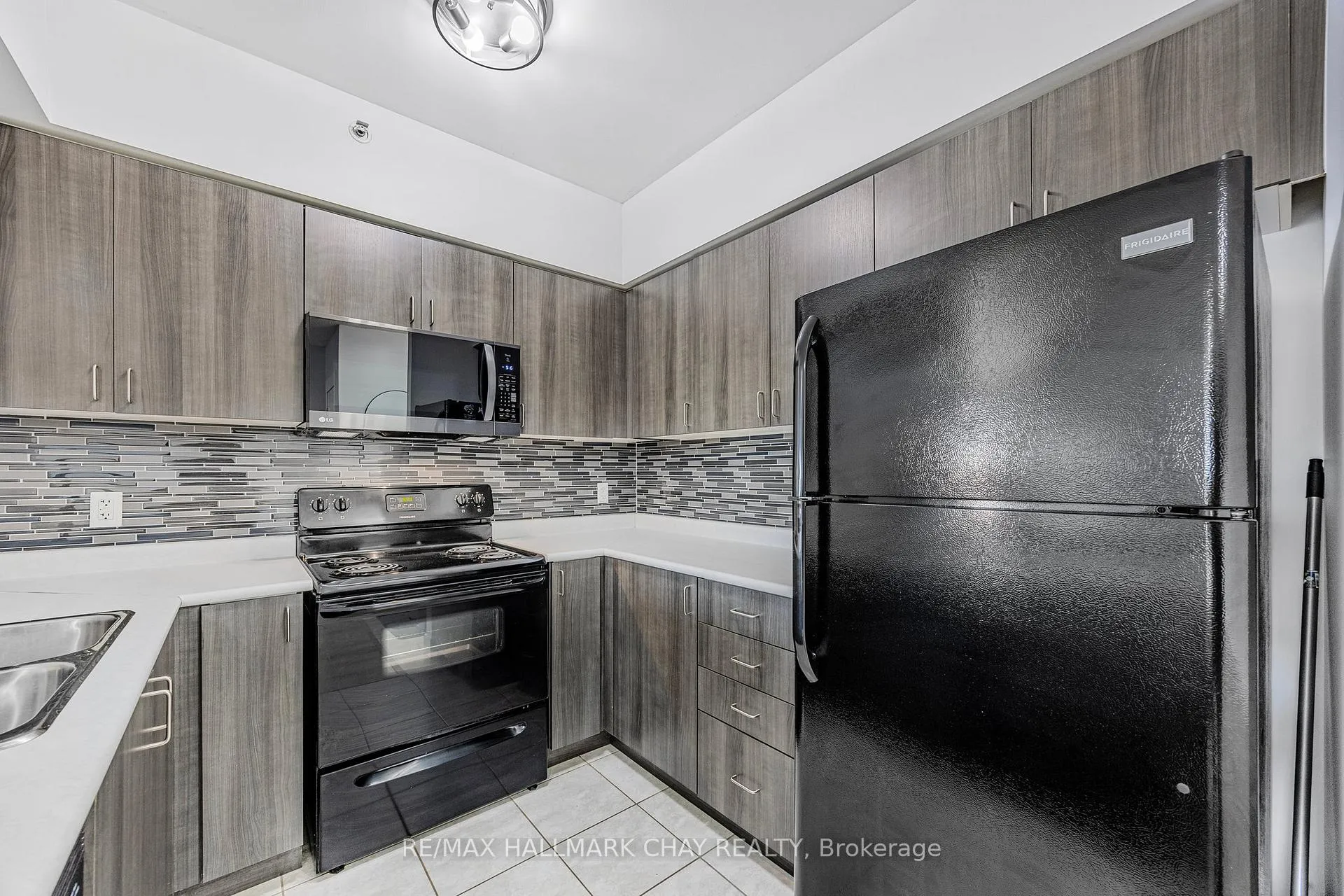 Photo 5 of Unit 409, 41 Ferndale Drive S, Barrie, Ardagh — HOMEH