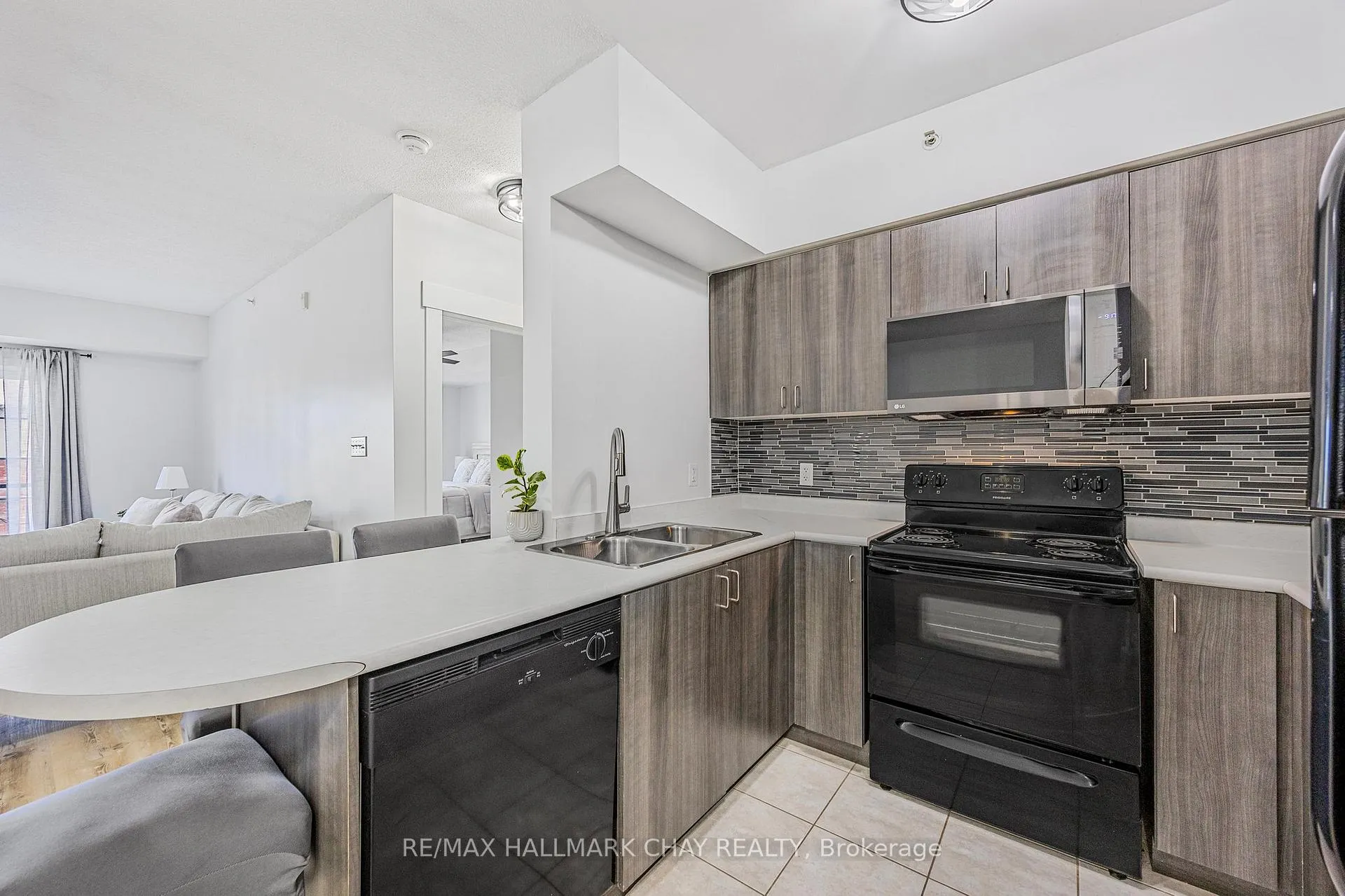 Photo 6 of Unit 409, 41 Ferndale Drive S, Barrie, Ardagh — HOMEH